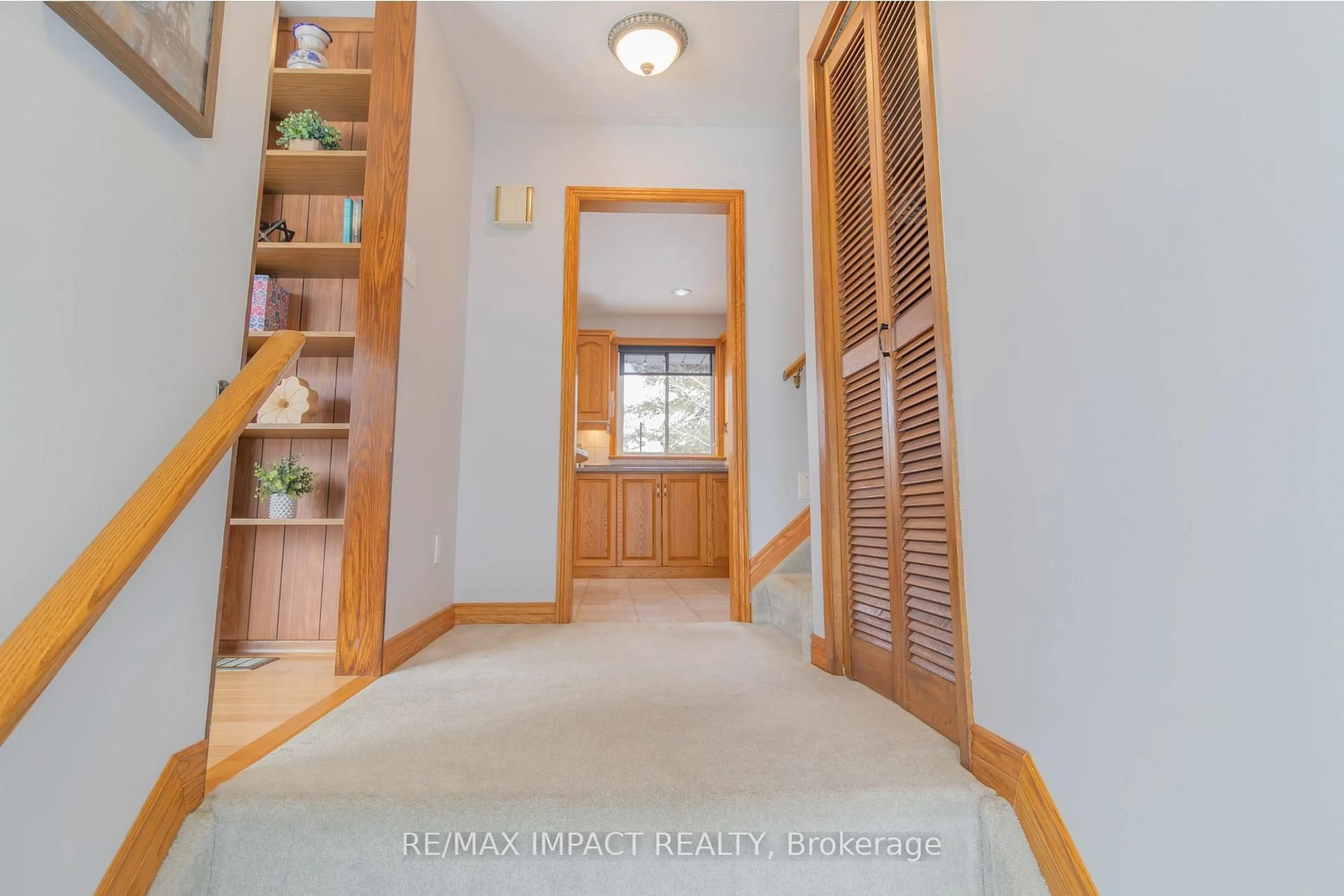 Indoor entryway for 5675 Main St, Clarington Ontario L0B 1M0