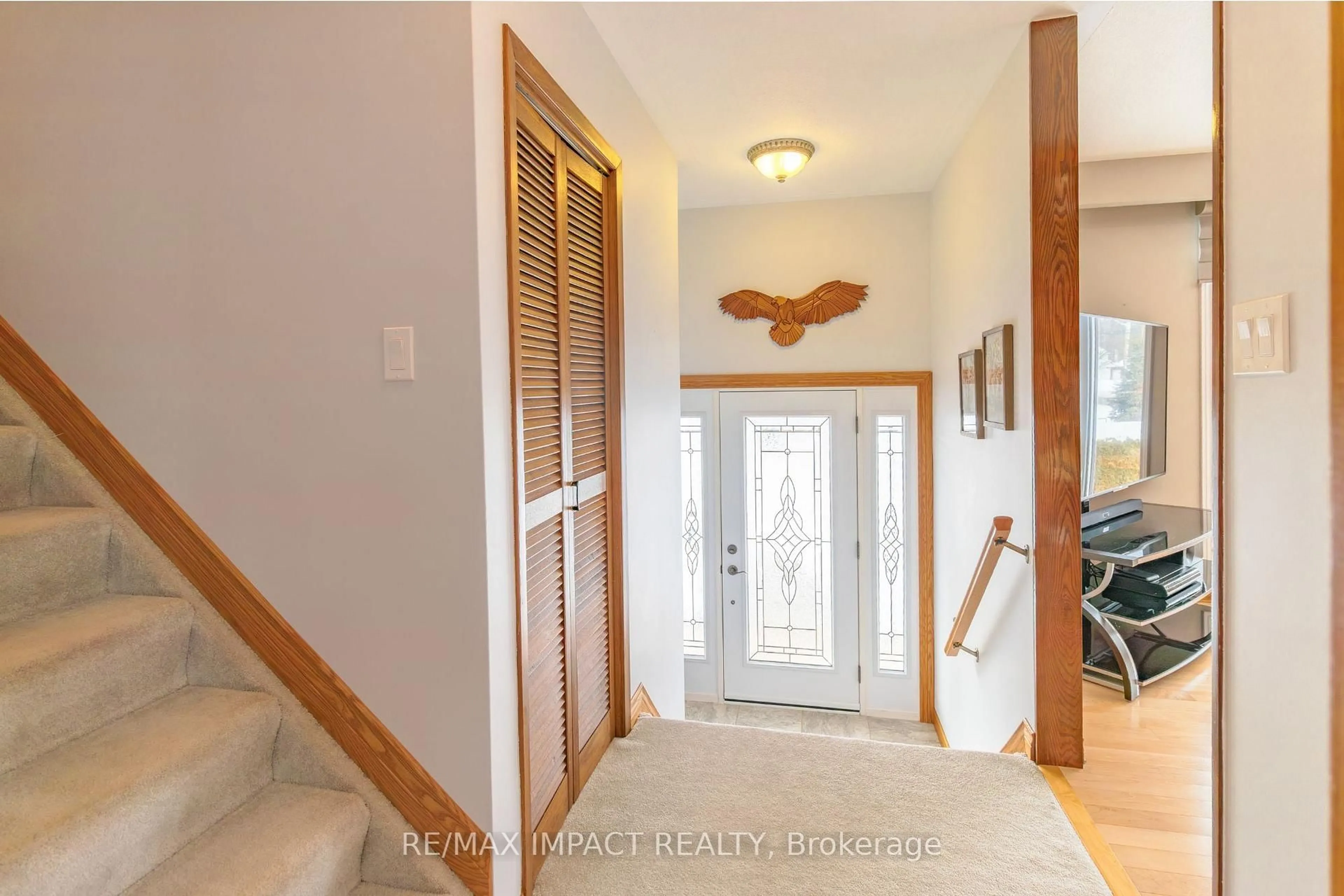 Indoor entryway for 5675 Main St, Clarington Ontario L0B 1M0
