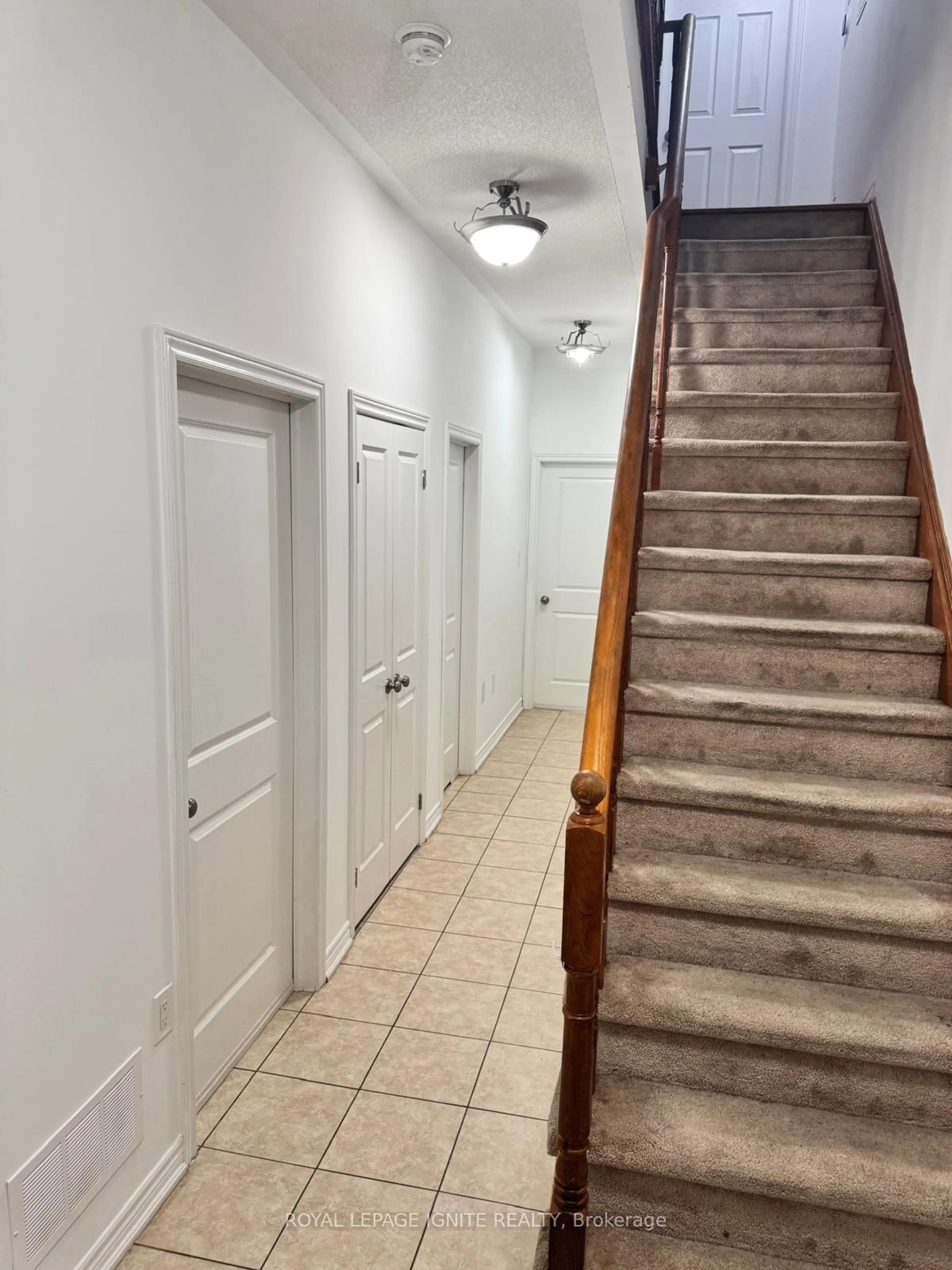 Indoor foyer for 1309 Danforth Rd, Toronto Ontario M1J 0B1