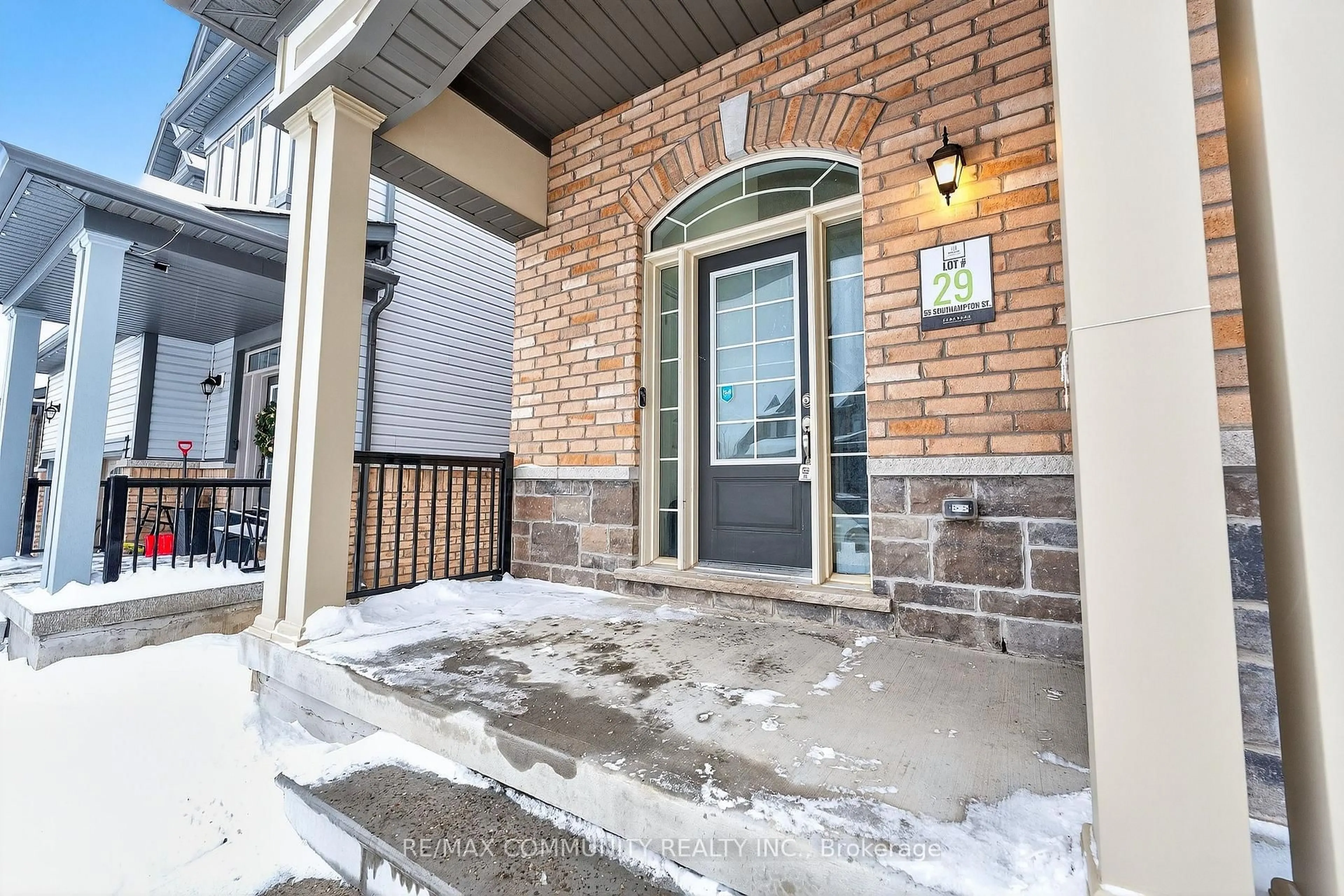 Indoor entryway for 55 SOUTHAMPTON St, Scugog Ontario L9L 0A2