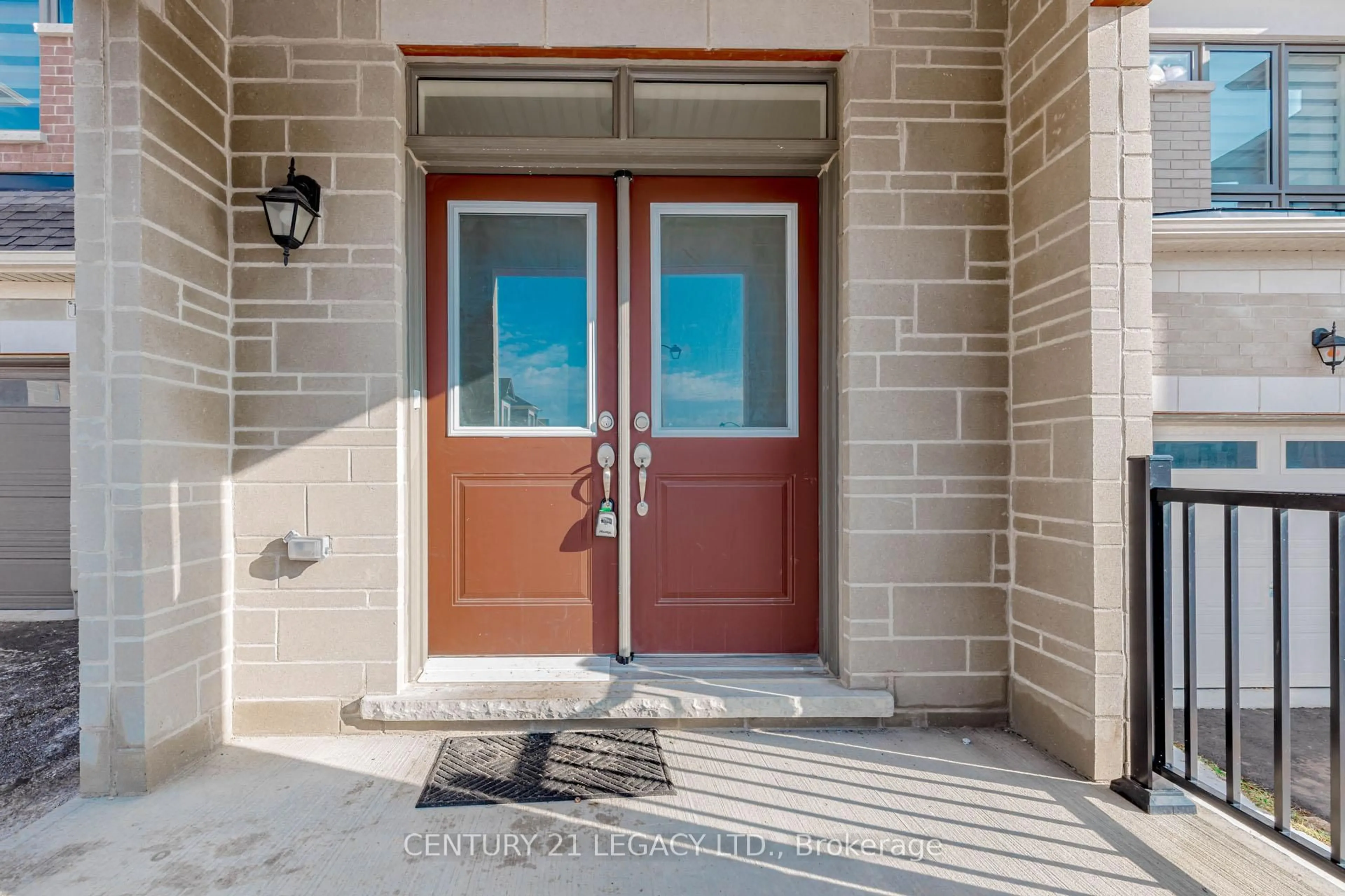 Indoor entryway for 1271 Plymouth Dr, Oshawa Ontario L1L 0T9