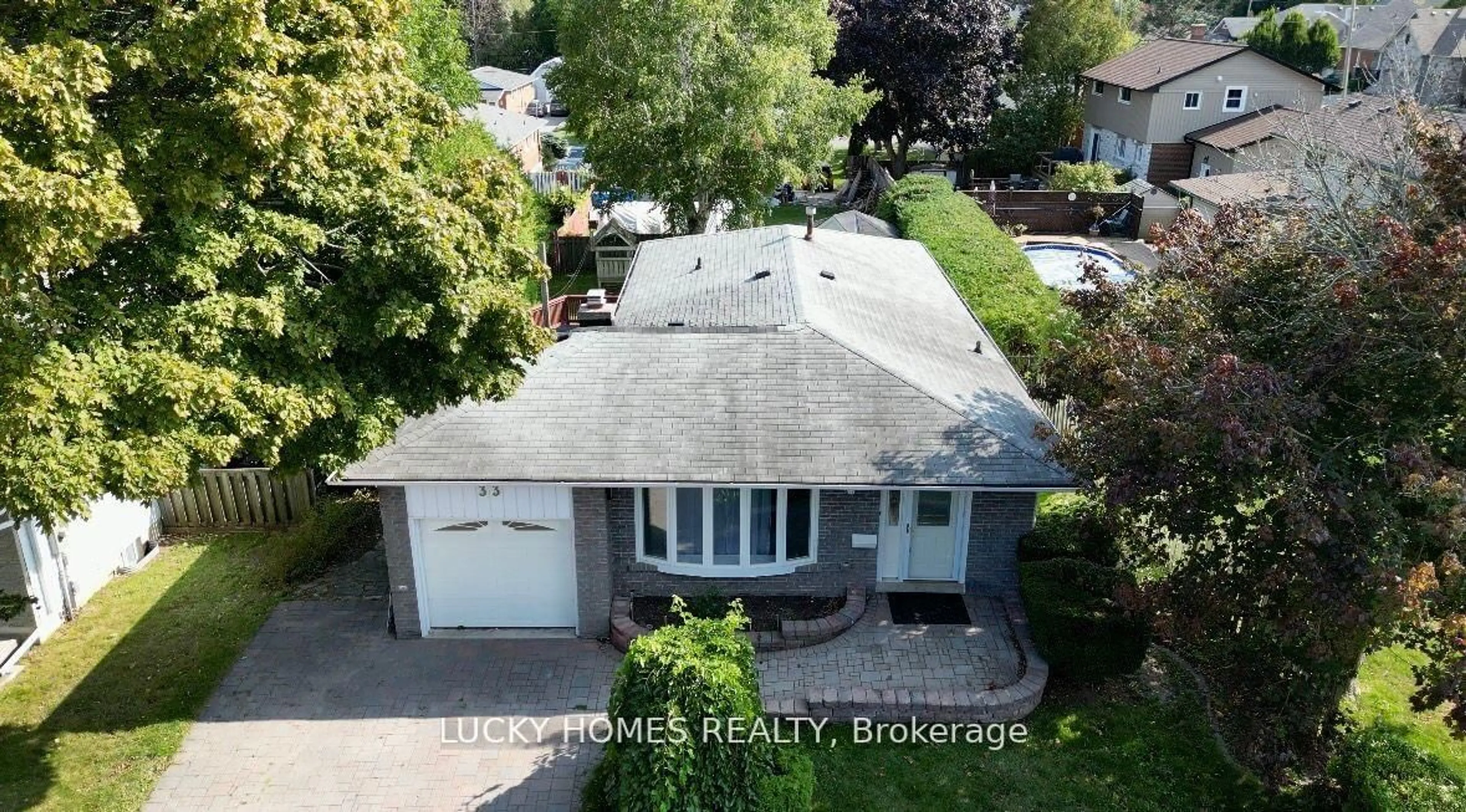 A pic from outside/outdoor area/front of a property/back of a property/a pic from drone, street for 33 Vanstone Crt, Clarington Ontario L1C 3V6