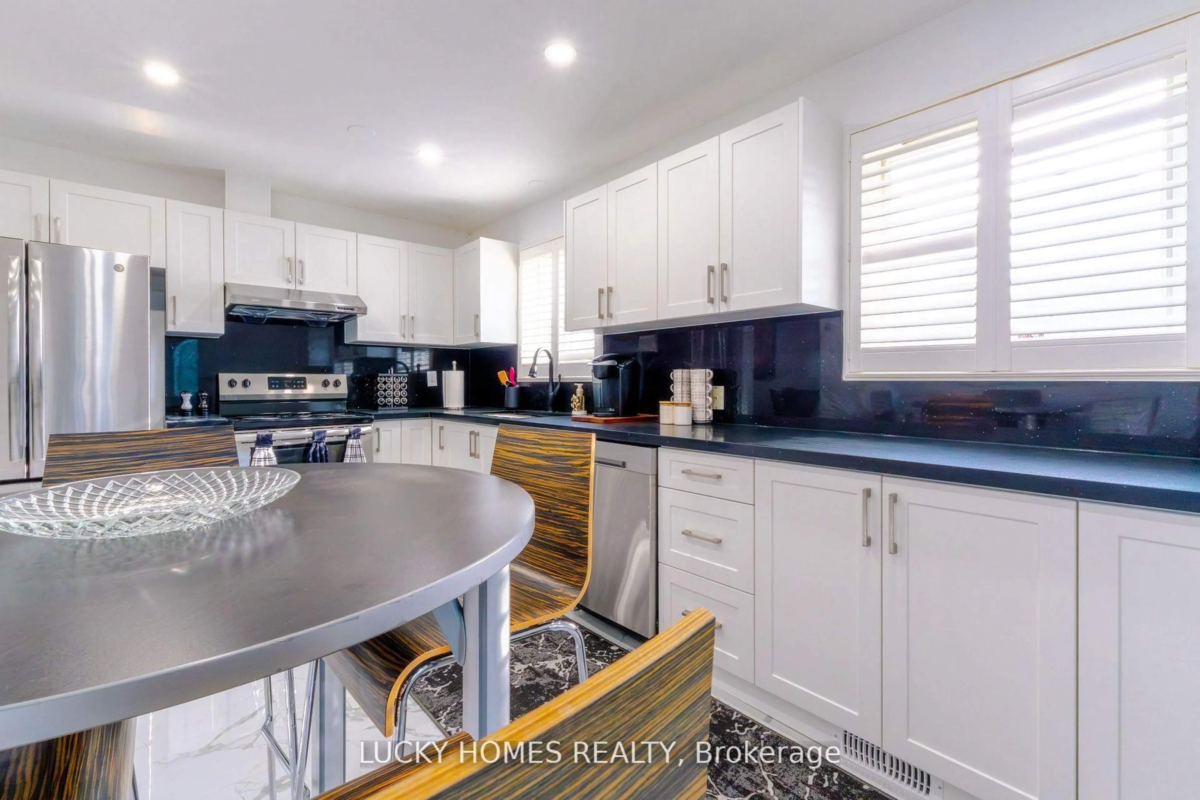 Open concept kitchen, unknown for 33 Vanstone Crt, Clarington Ontario L1C 3V6