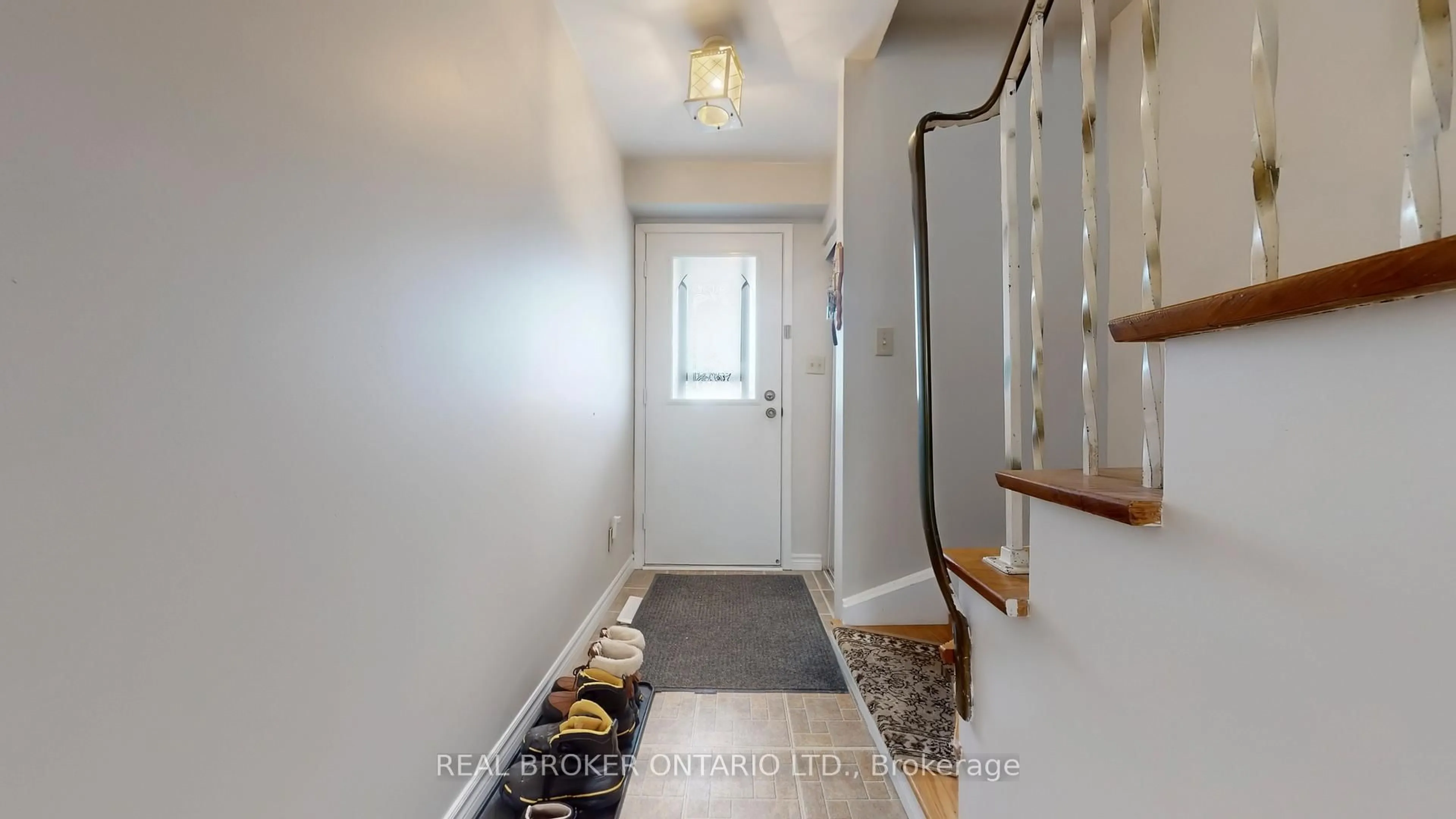 Indoor entryway for 1166 Valley Crt, Oshawa Ontario L1J 3M5