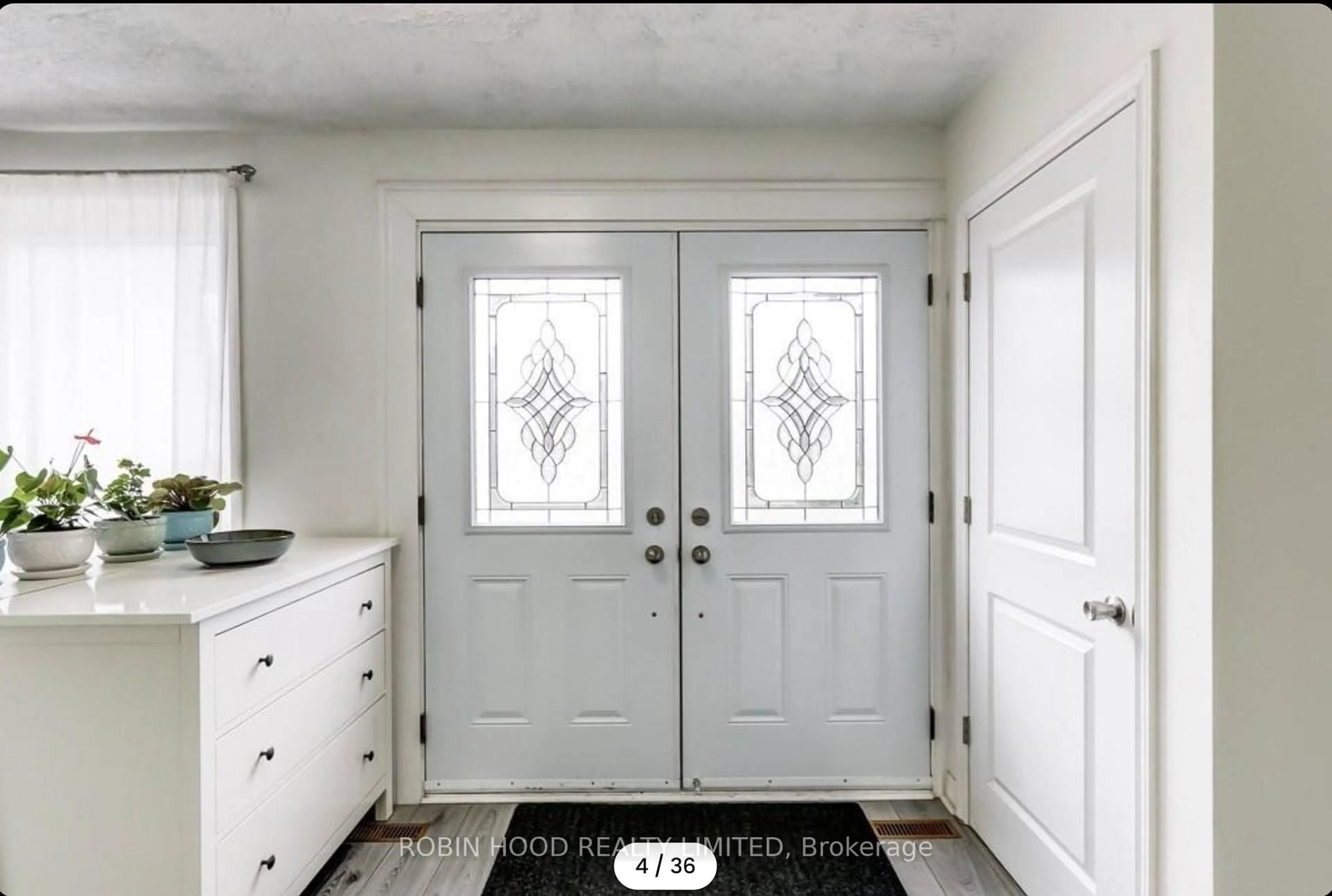 Indoor entryway for 5290 Lawrence Ave, Toronto Ontario M1C 1R4