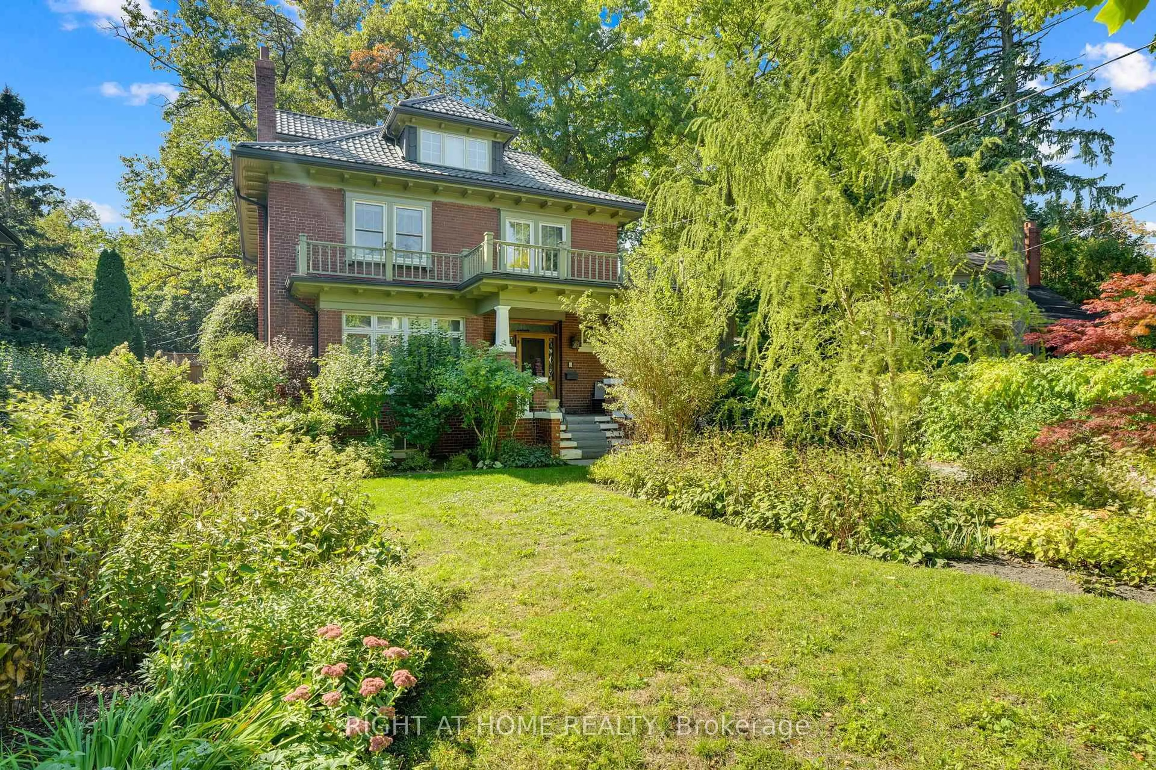 A pic from outside/outdoor area/front of a property/back of a property/a pic from drone, street for 32 Hollywood Cres, Toronto Ontario M4L 2K5