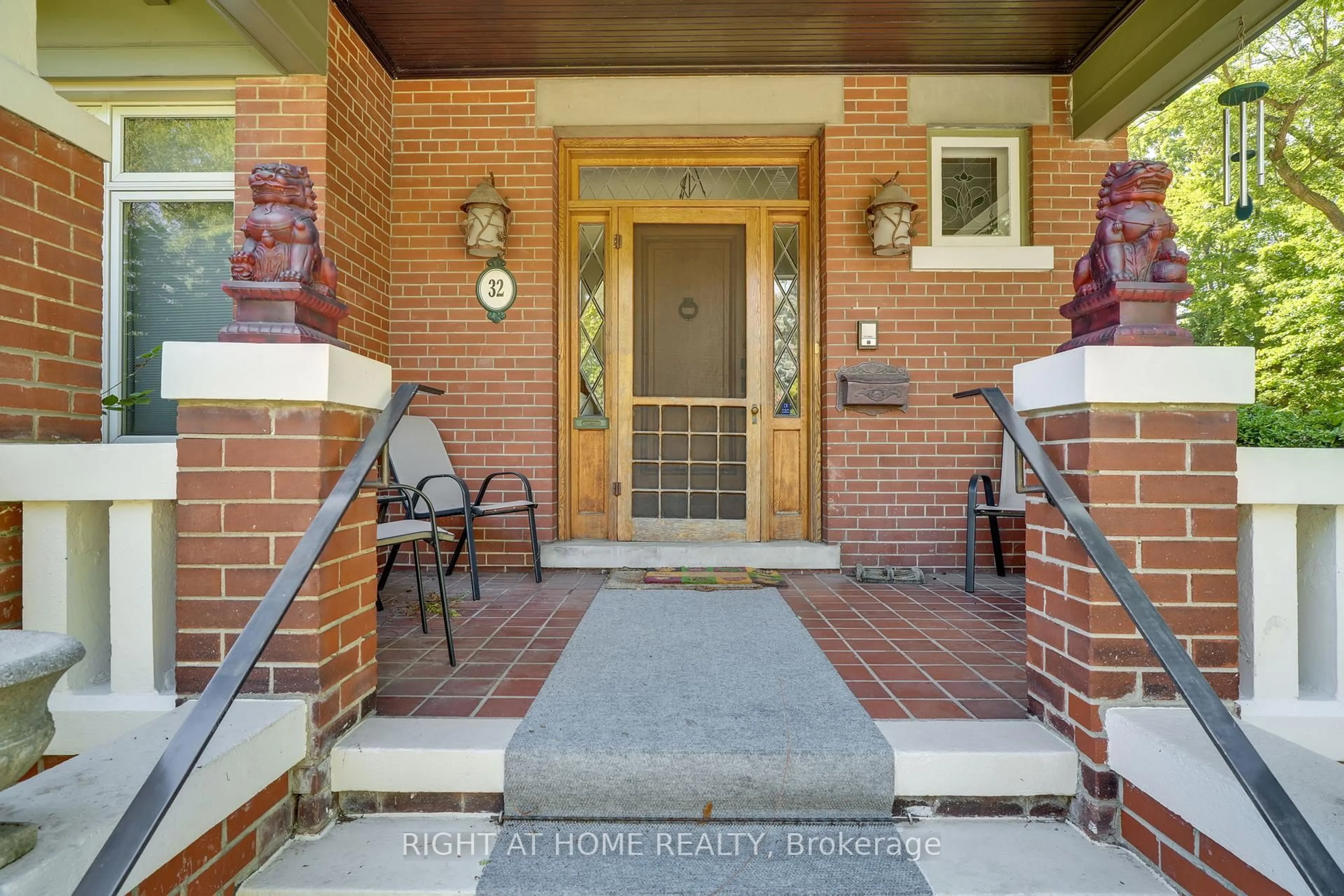 Indoor entryway for 32 Hollywood Cres, Toronto Ontario M4L 2K5