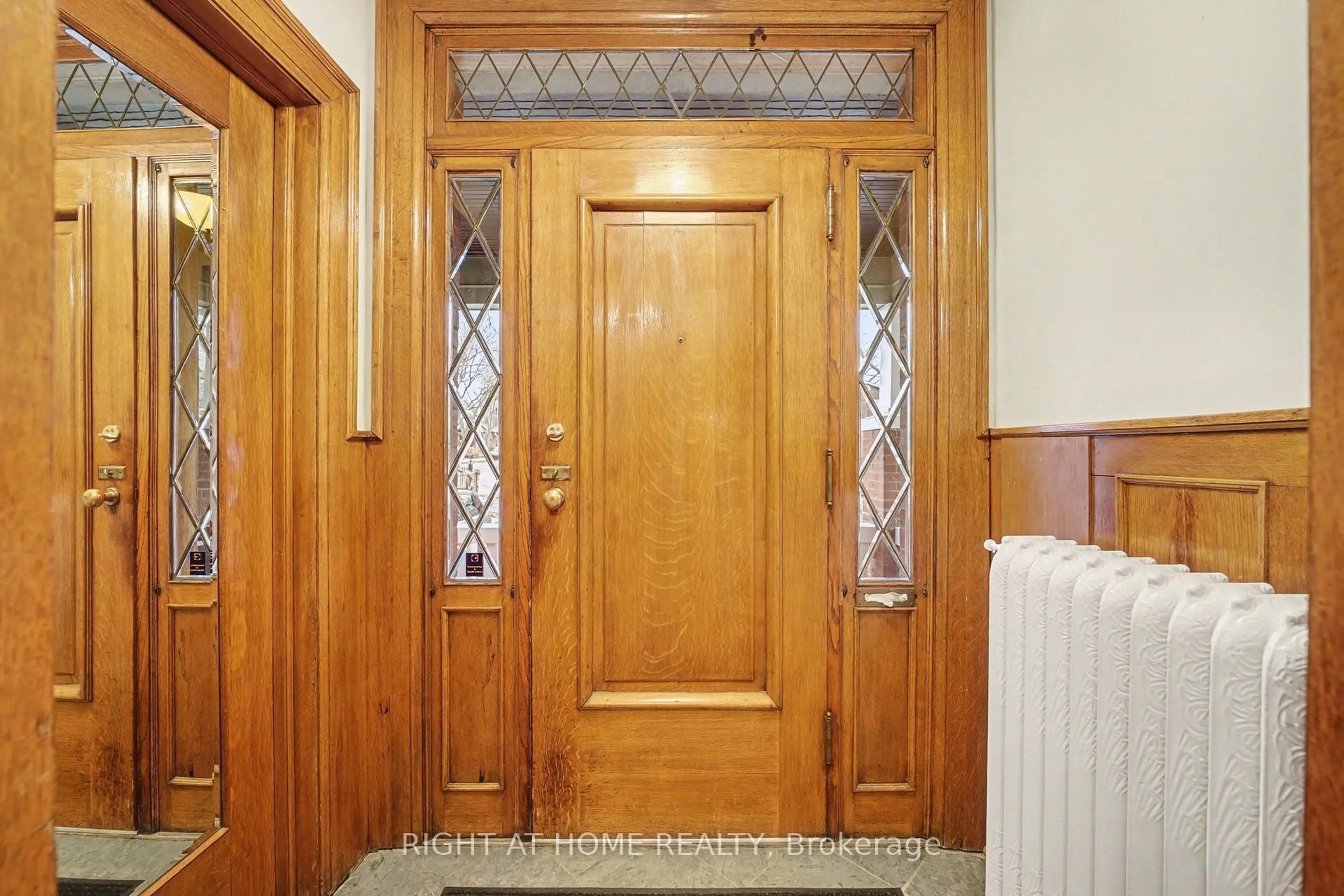 Indoor entryway for 32 Hollywood Cres, Toronto Ontario M4L 2K5