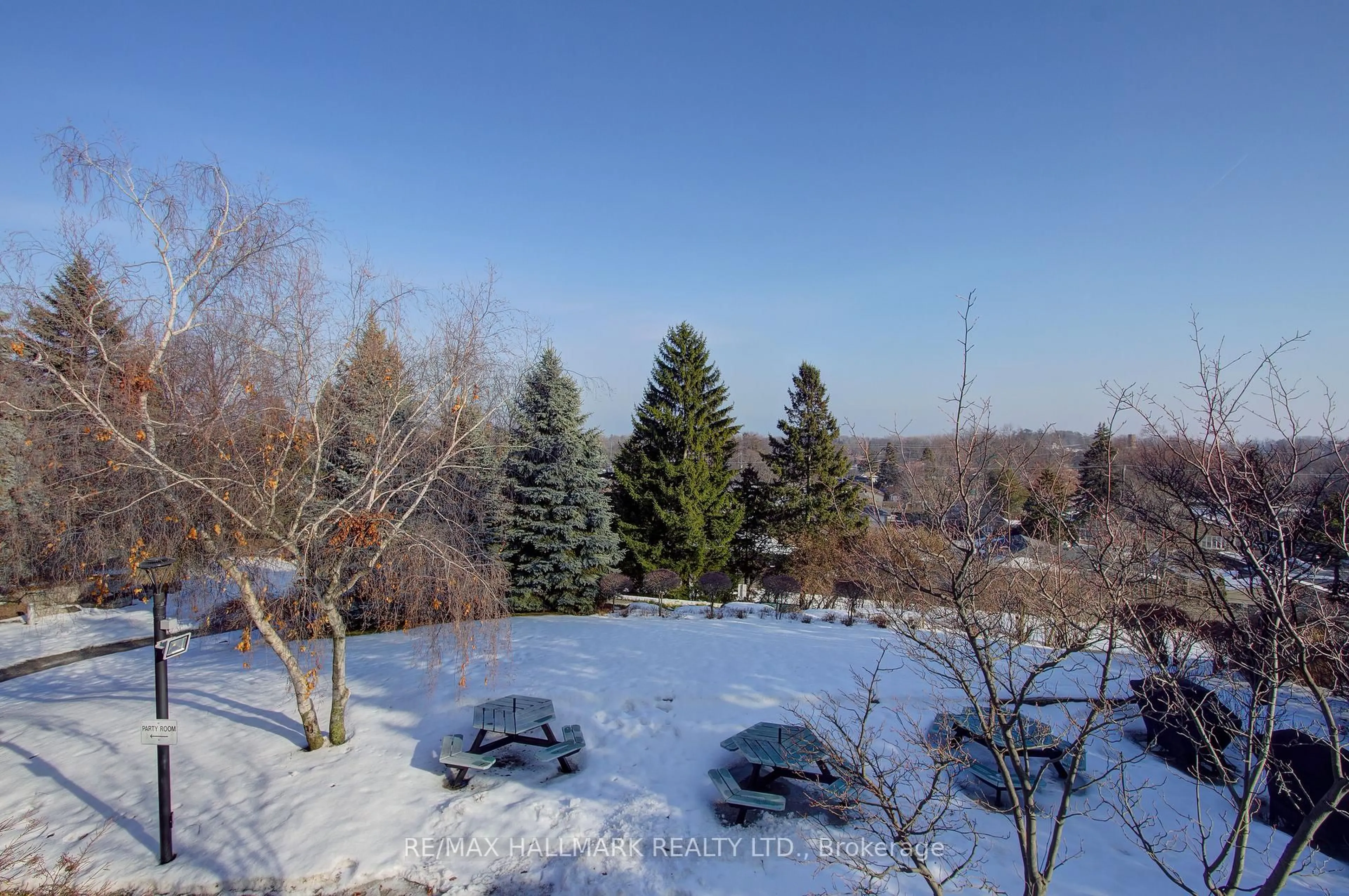 A pic from outside/outdoor area/front of a property/back of a property/a pic from drone, forest/trees view for 20 Guildwood Pkwy #713, Toronto Ontario M1E 5B6