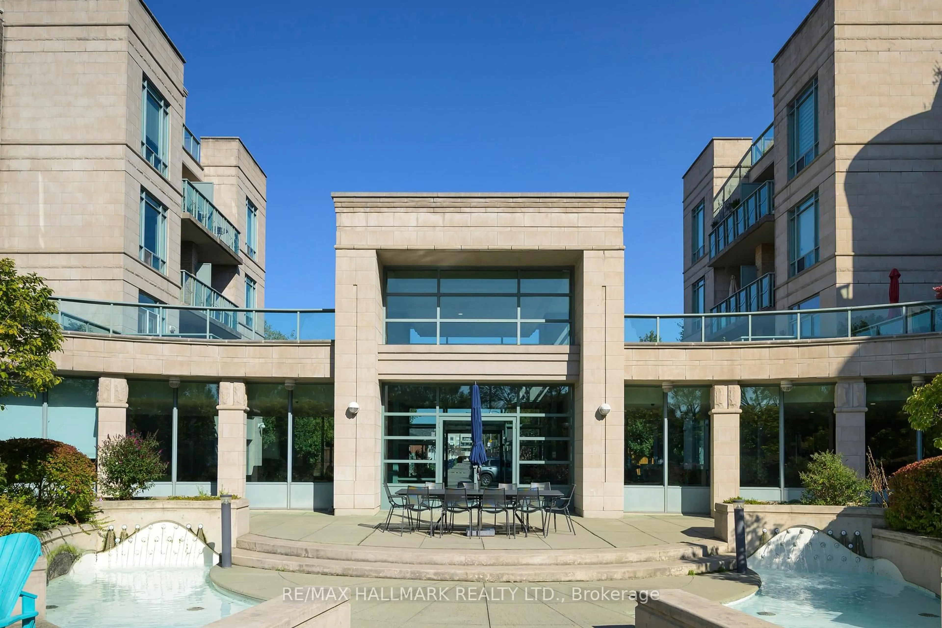 Indoor foyer for 35 Boardwalk Dr #222, Toronto Ontario M4L 3Y8