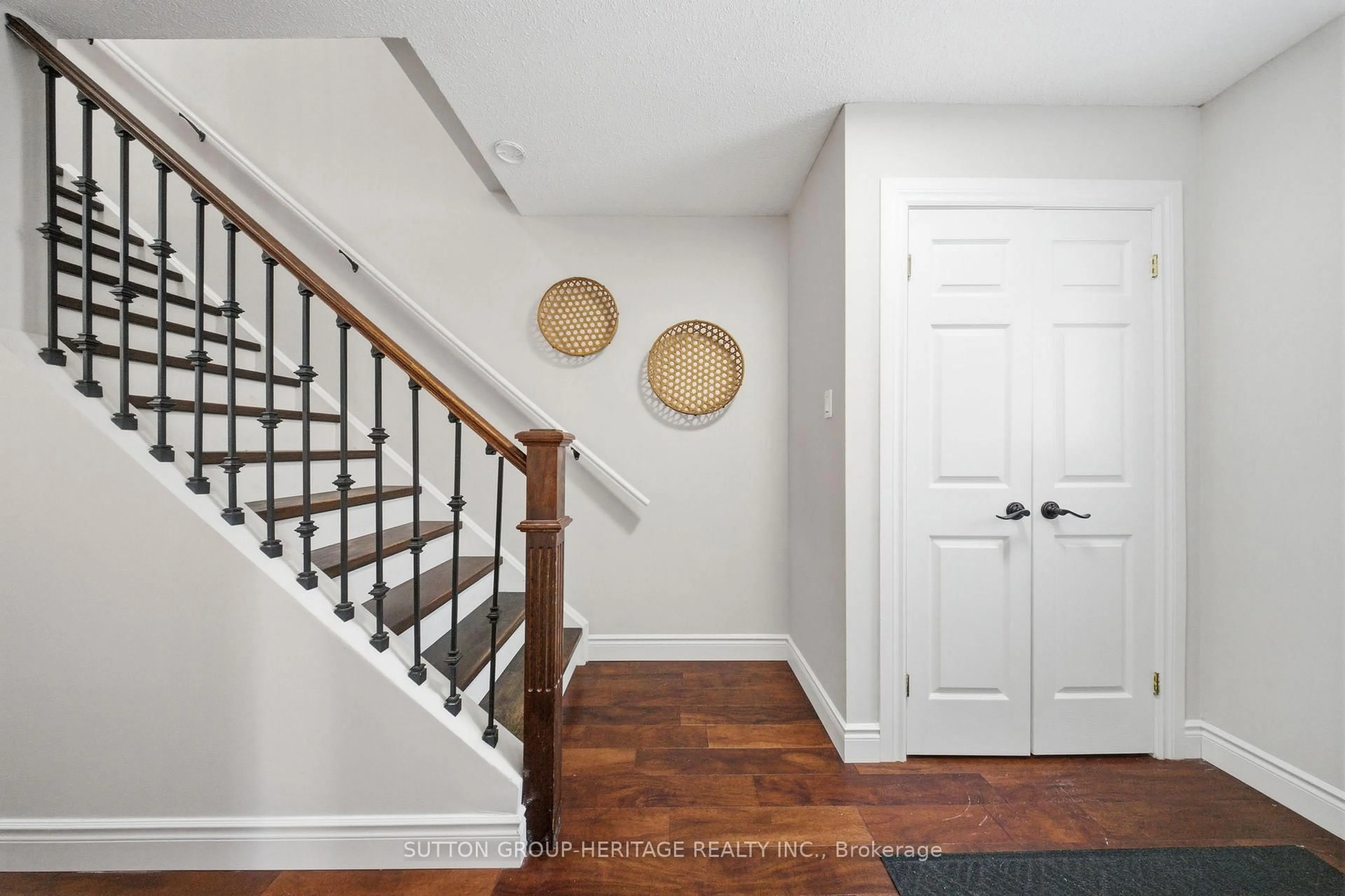 Indoor entryway for 385 Daytona Crt, Oshawa Ontario L1K 1H9