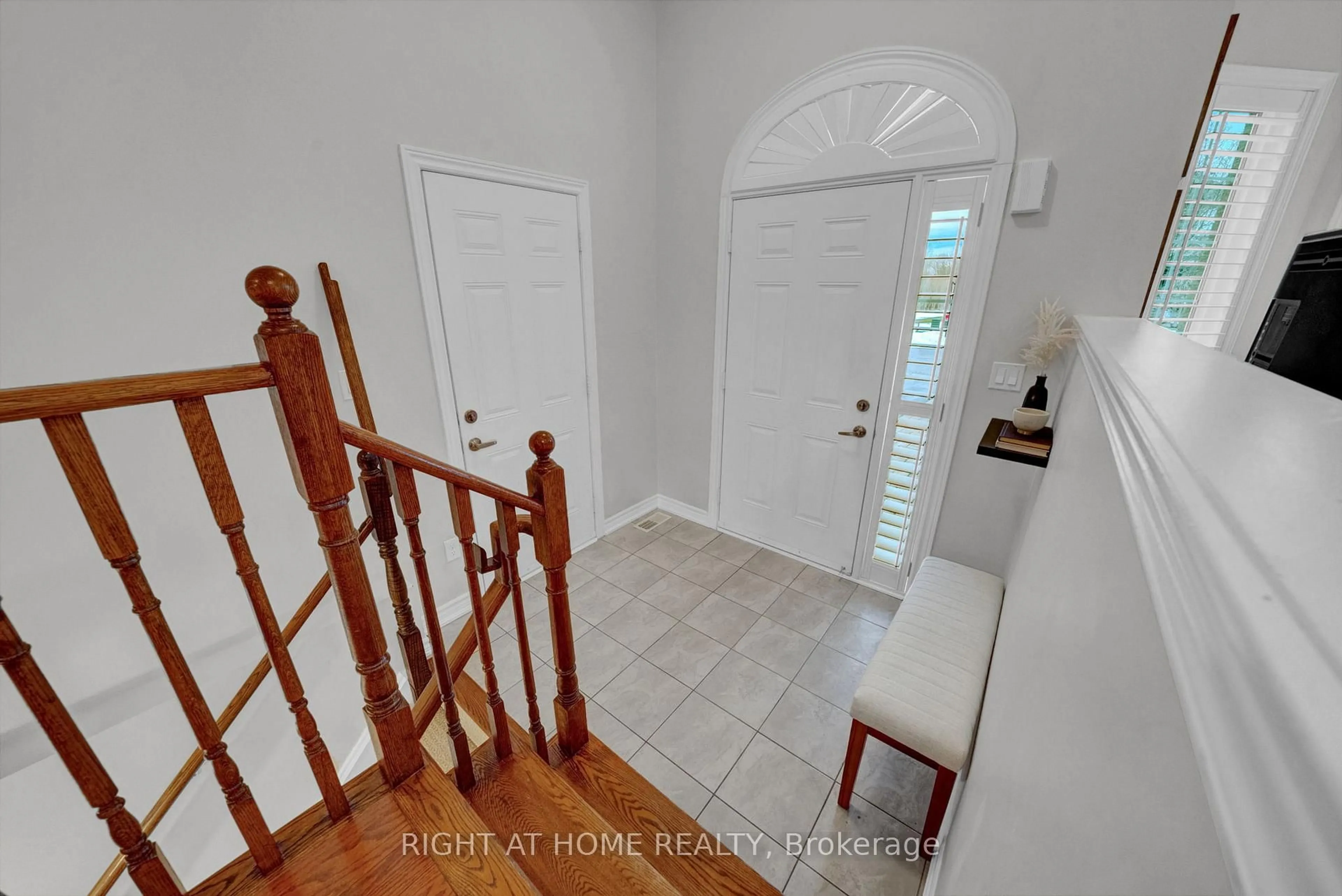 Indoor entryway for 1645 Whitestone Dr, Oshawa Ontario L1K 2X1