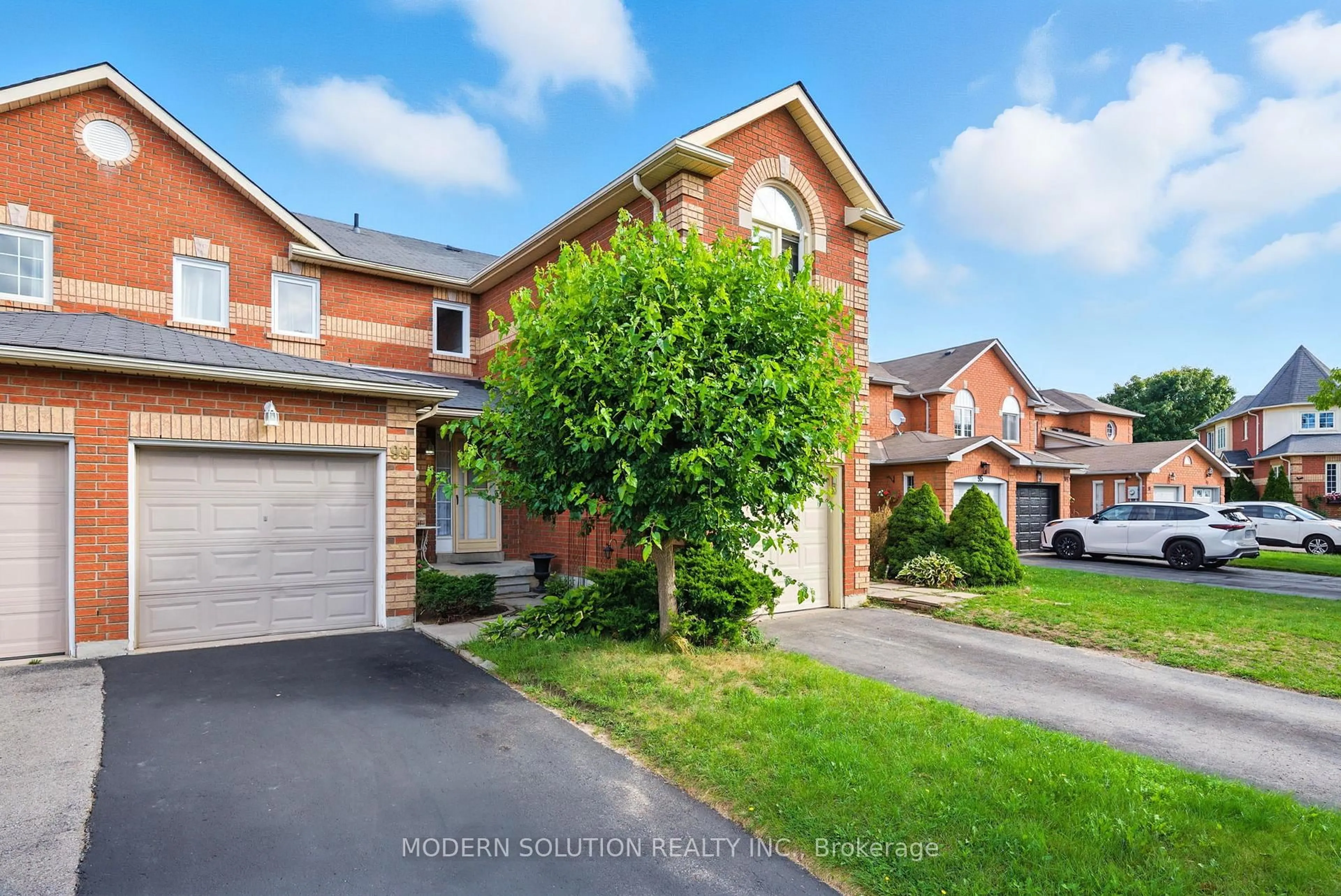 A pic from outside/outdoor area/front of a property/back of a property/a pic from drone, street for 99 Creekwood Cres, Whitby Ontario L1R 2K1