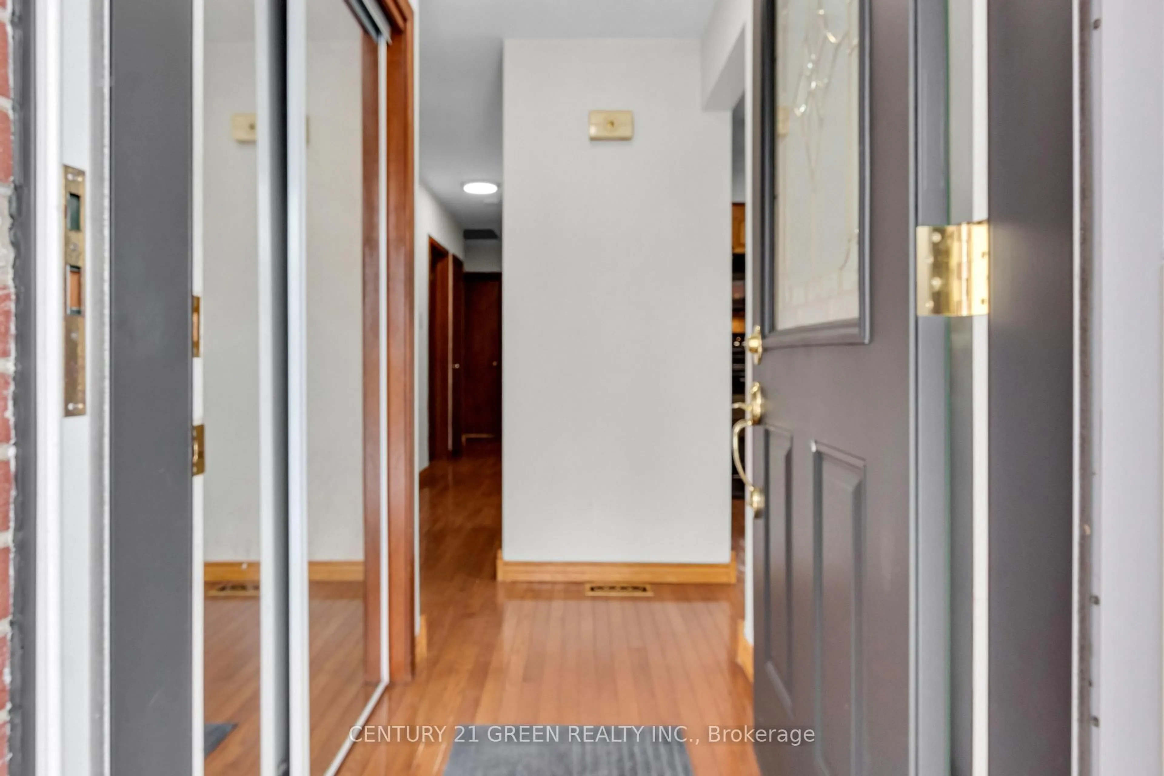Indoor entryway for 68 Athabasca St, Oshawa Ontario L1H 7H6