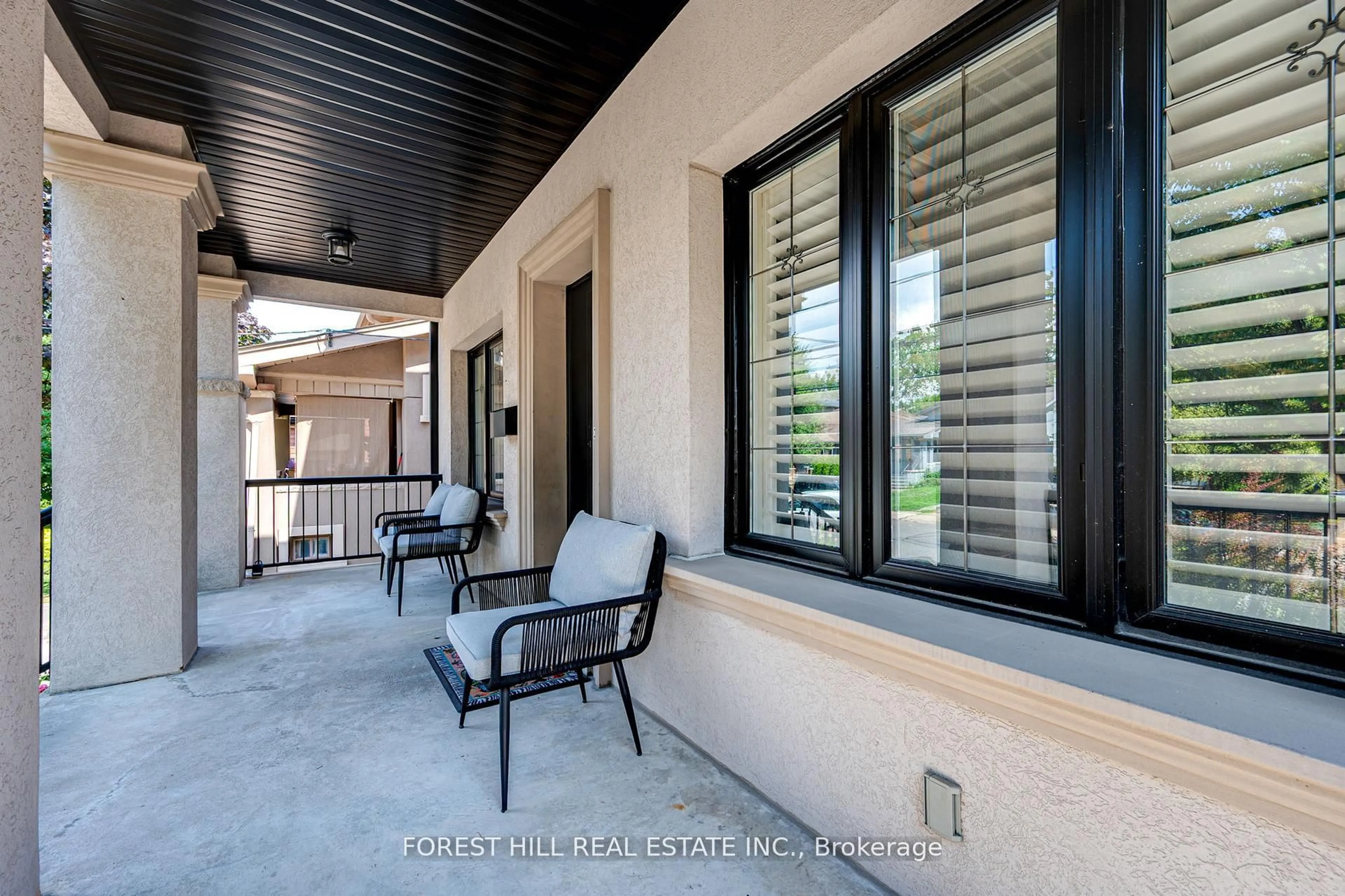 Patio, street for 295 Strathmore Blvd, Toronto Ontario M4J 1P9