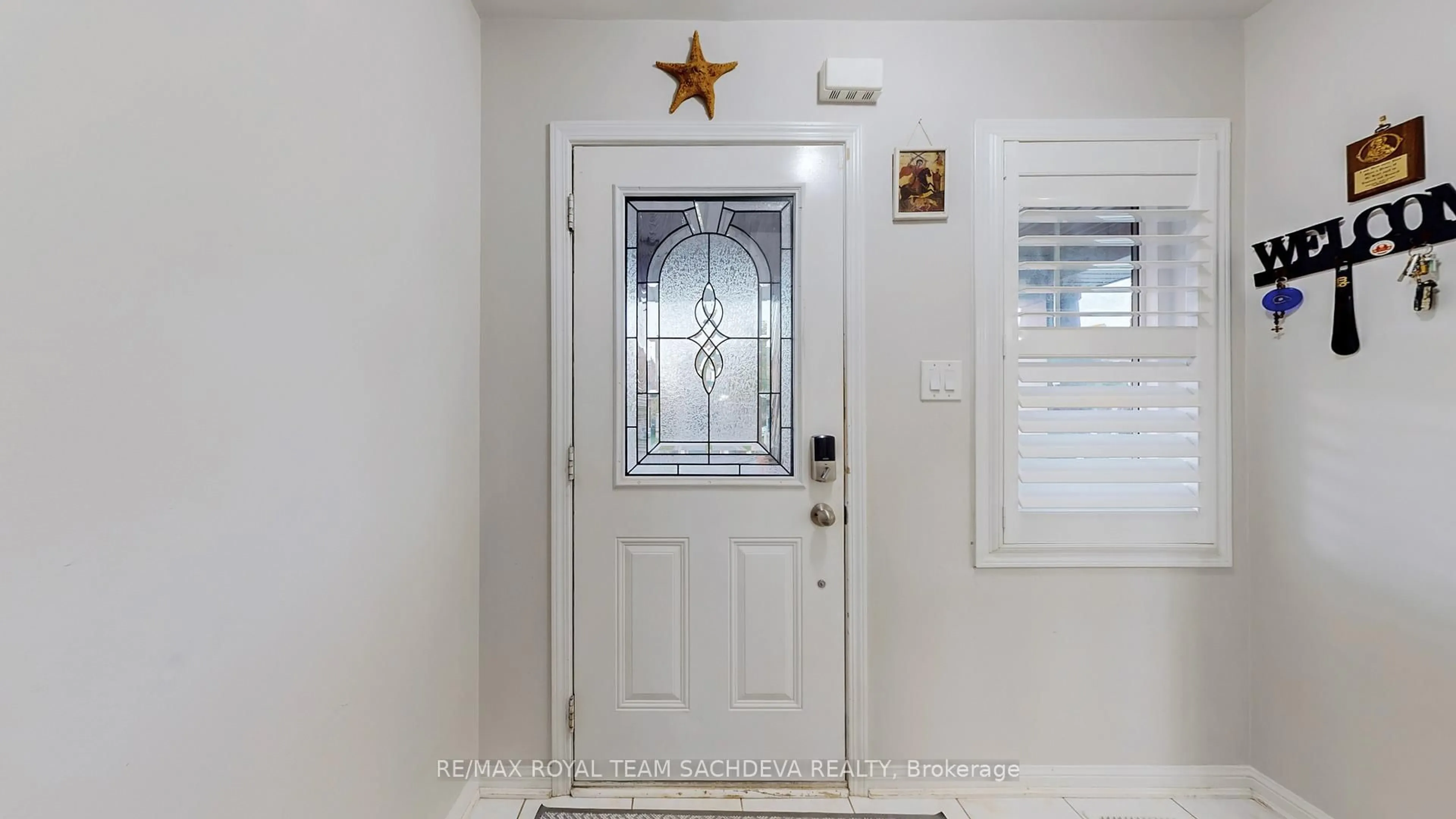 Indoor entryway for 1809 Parkhurst Cres, Pickering Ontario L1X 0A8
