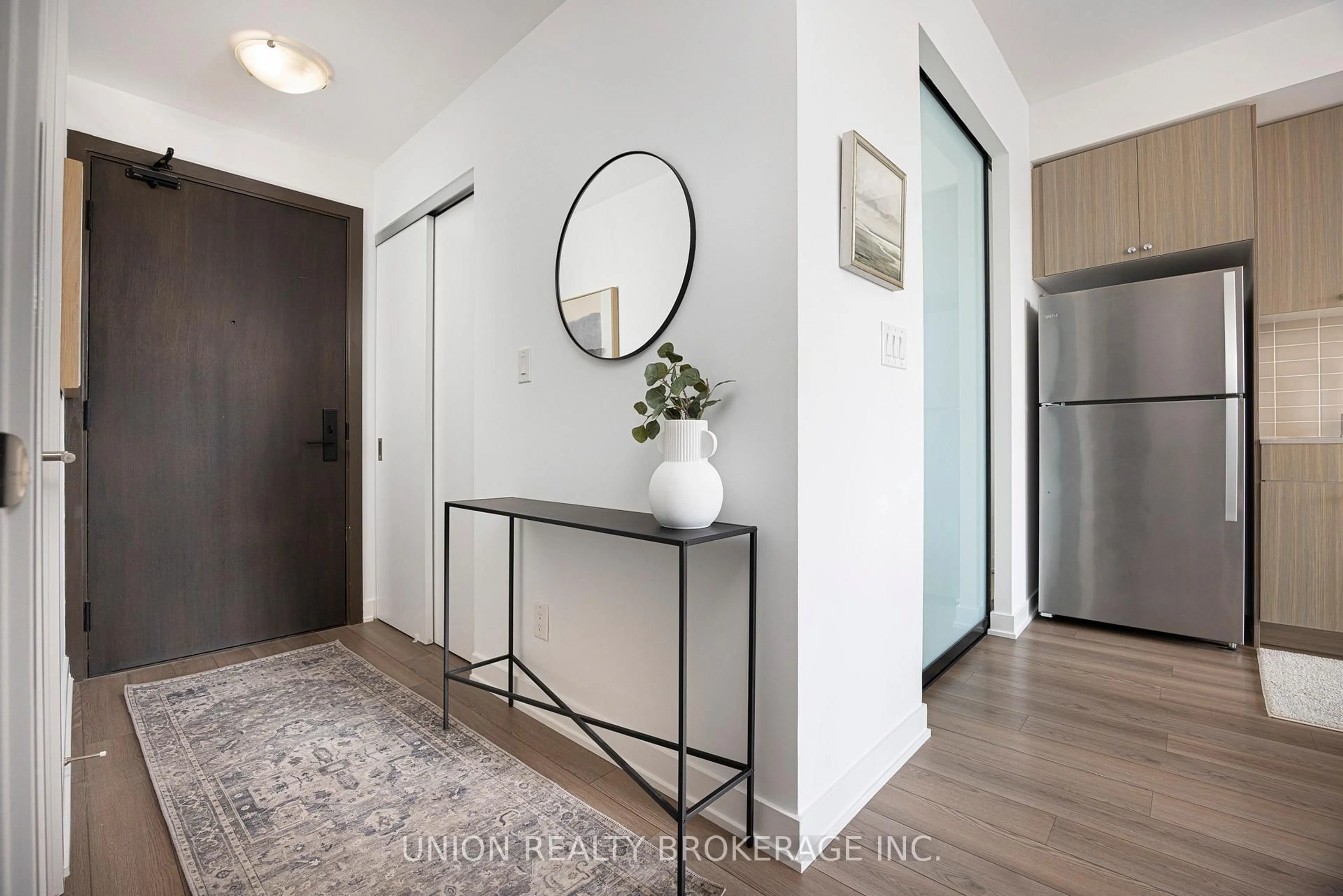 Indoor entryway for 2799 Kingston Rd Rd #211, Toronto Ontario M1M 0E3