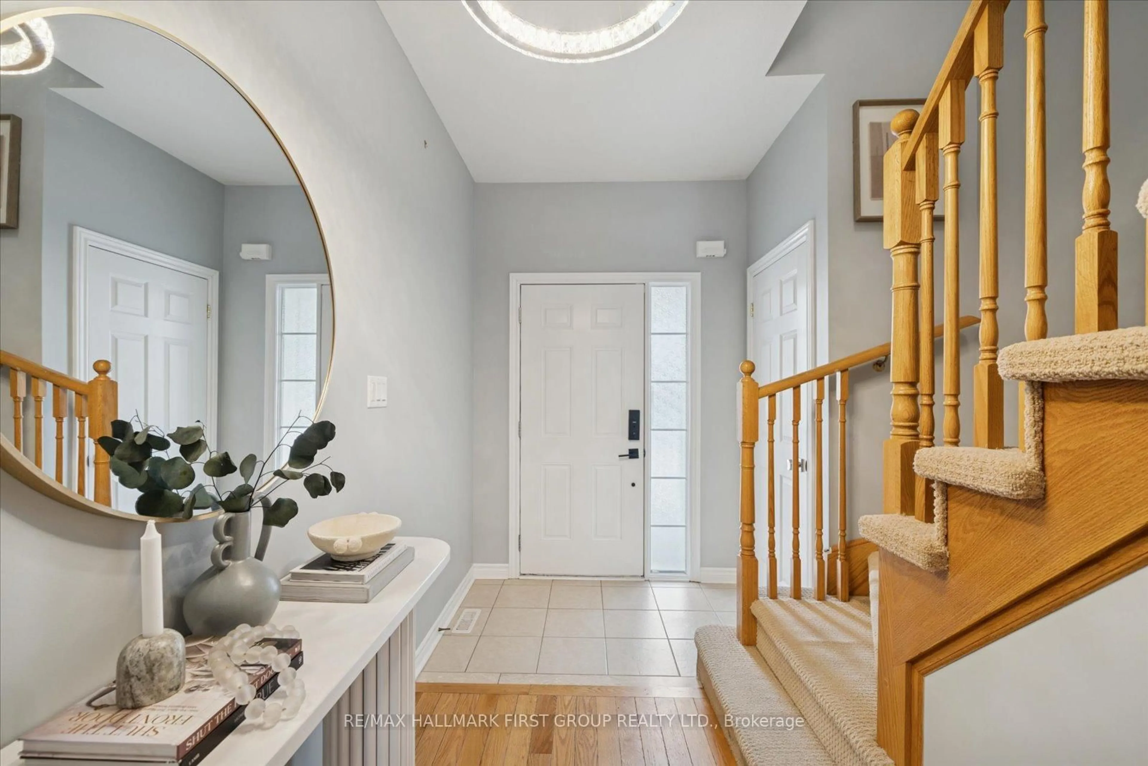 Indoor entryway for 35 Beckett Cres, Clarington Ontario L1E 3J4