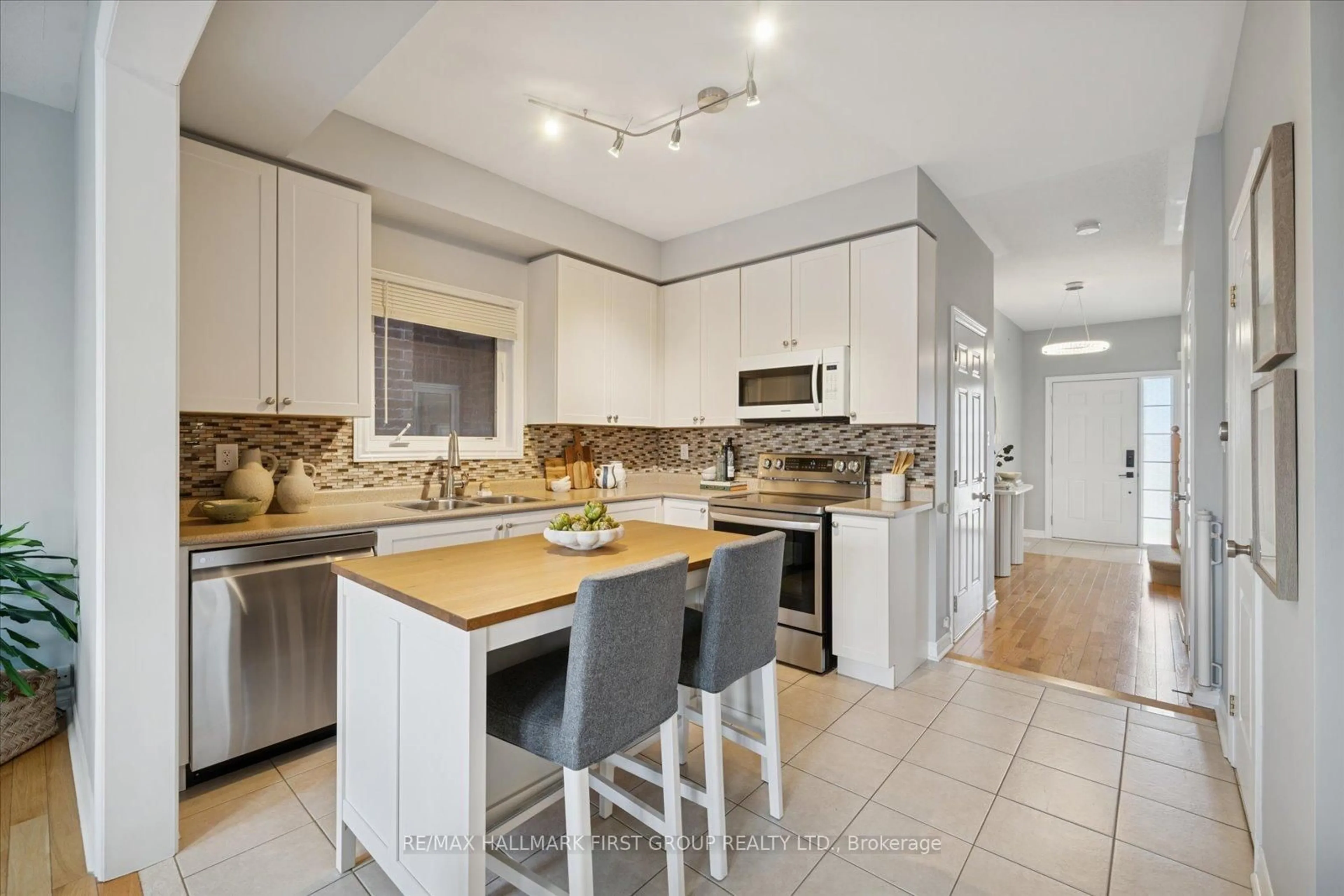 Open concept kitchen, ceramic/tile floor for 35 Beckett Cres, Clarington Ontario L1E 3J4