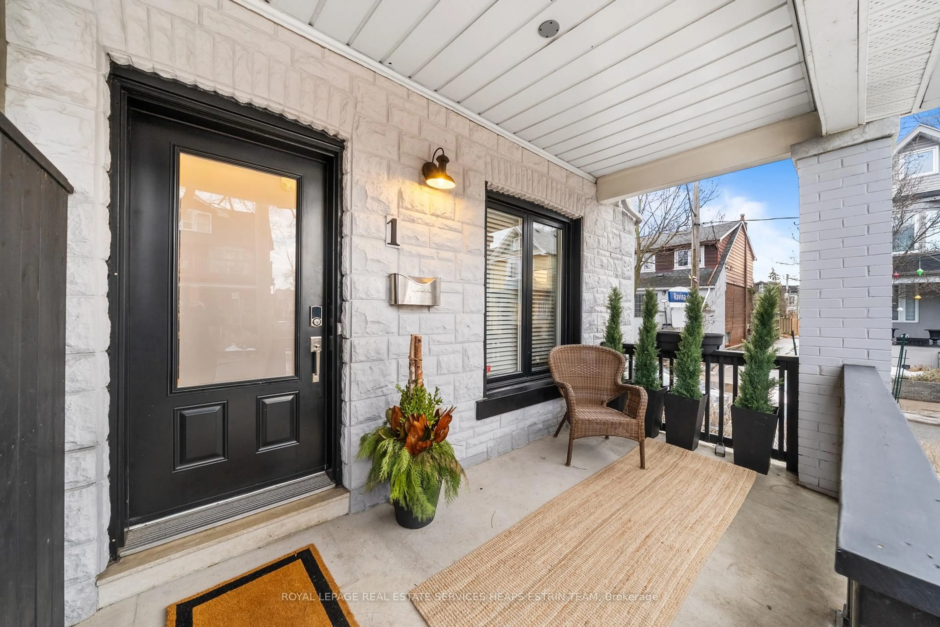 Indoor entryway for 1 Ravina Cres, Toronto Ontario M4J 3L9