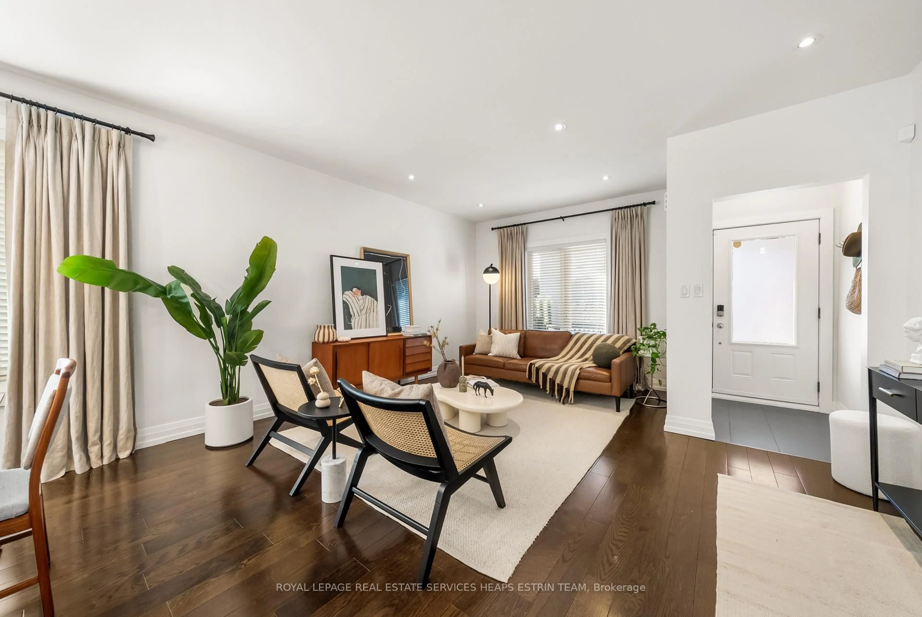 Living room with furniture, unknown for 1 Ravina Cres, Toronto Ontario M4J 3L9