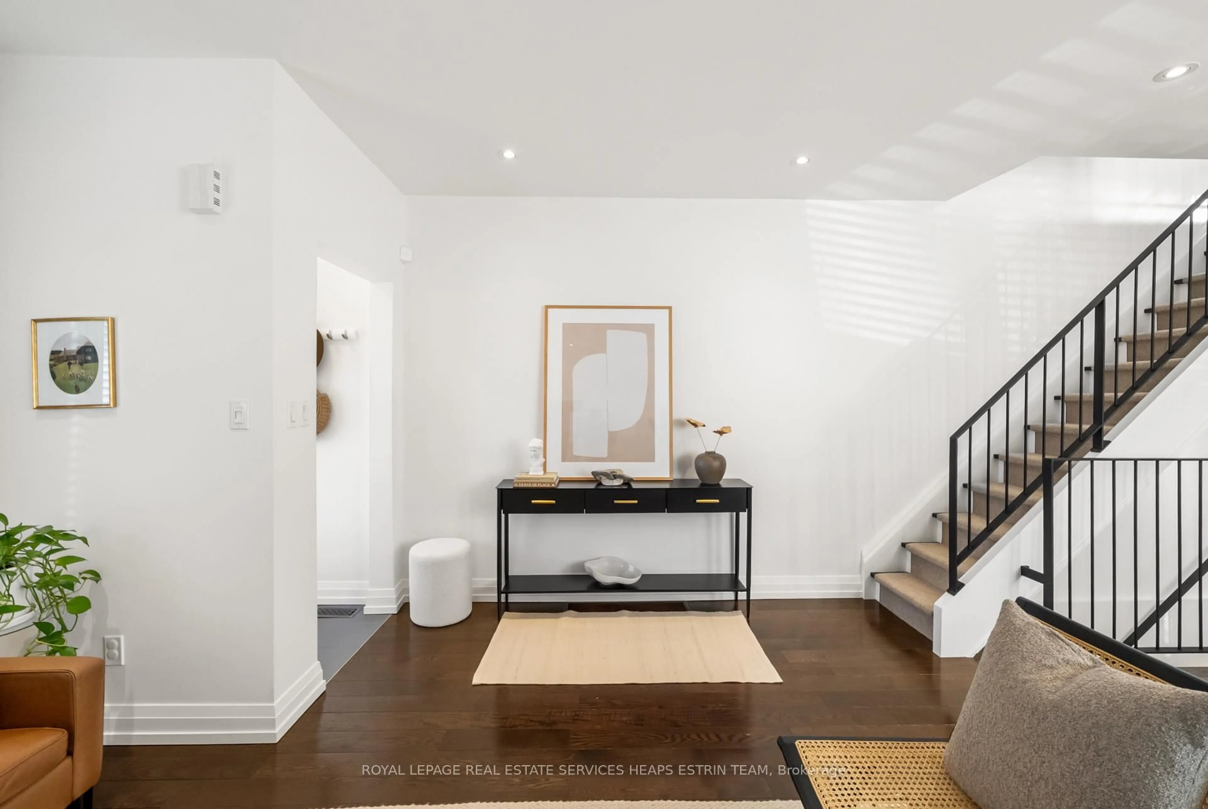 Indoor entryway for 1 Ravina Cres, Toronto Ontario M4J 3L9