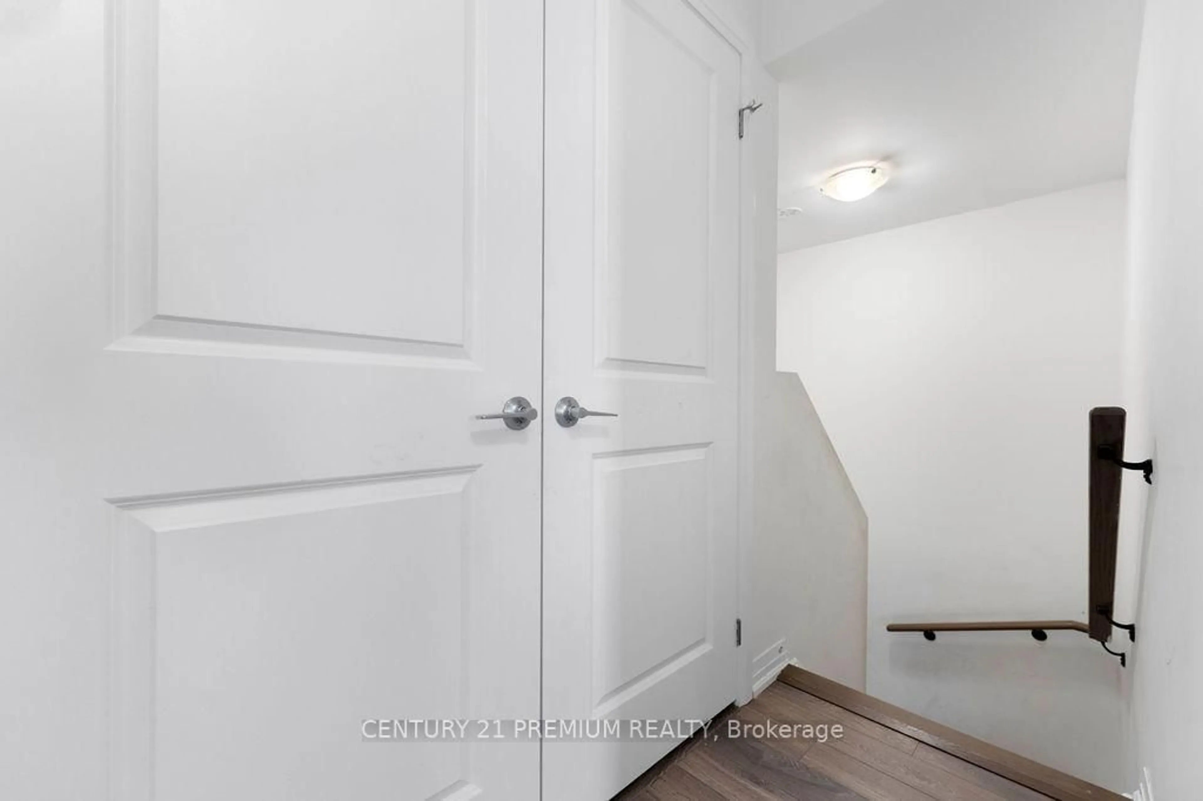 Indoor entryway for 2635 William Jackson Dr #715, Pickering Ontario L1X 0L4