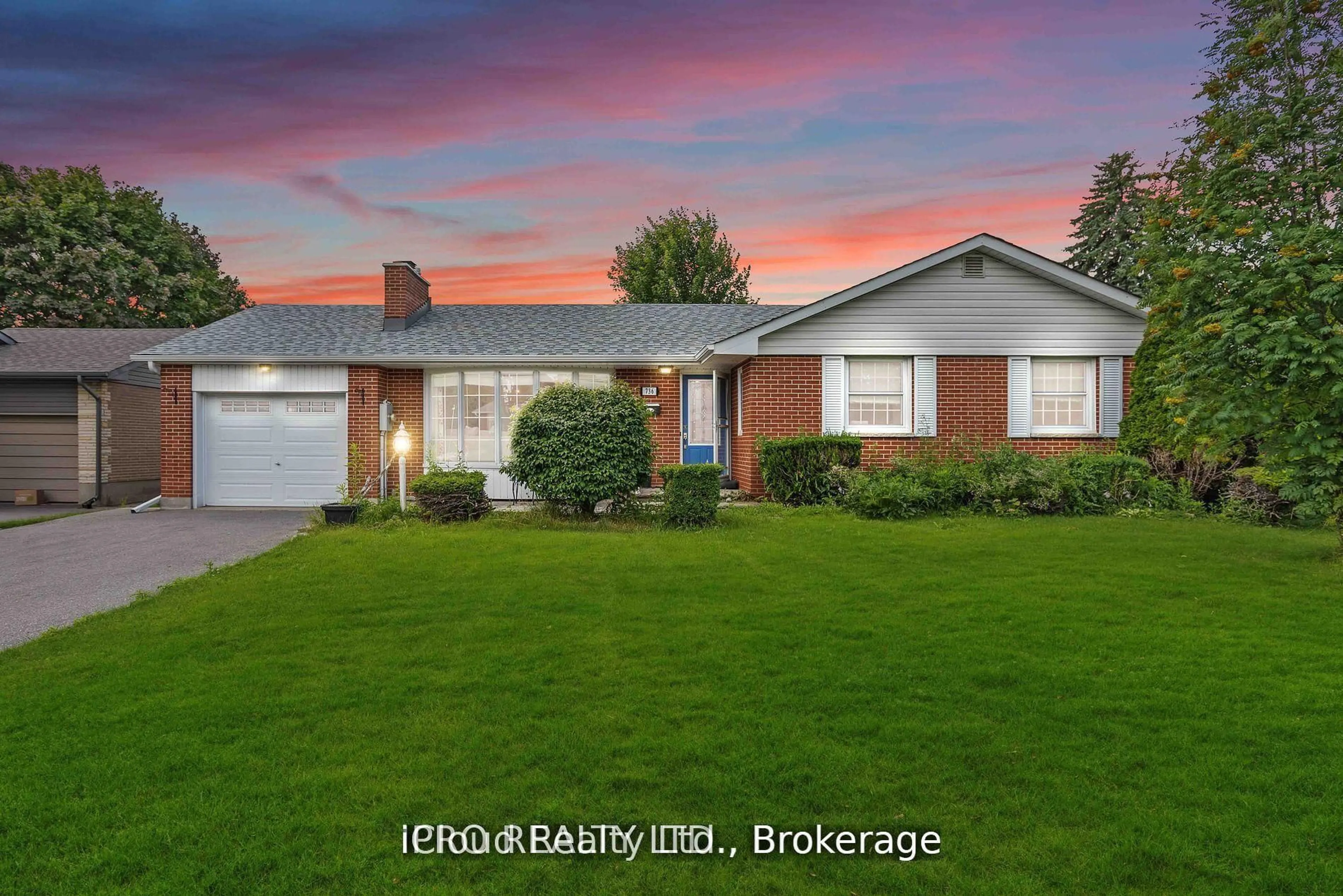 A pic from outside/outdoor area/front of a property/back of a property/a pic from drone, street for 736 Westdale St, Oshawa Ontario L1J 5B7