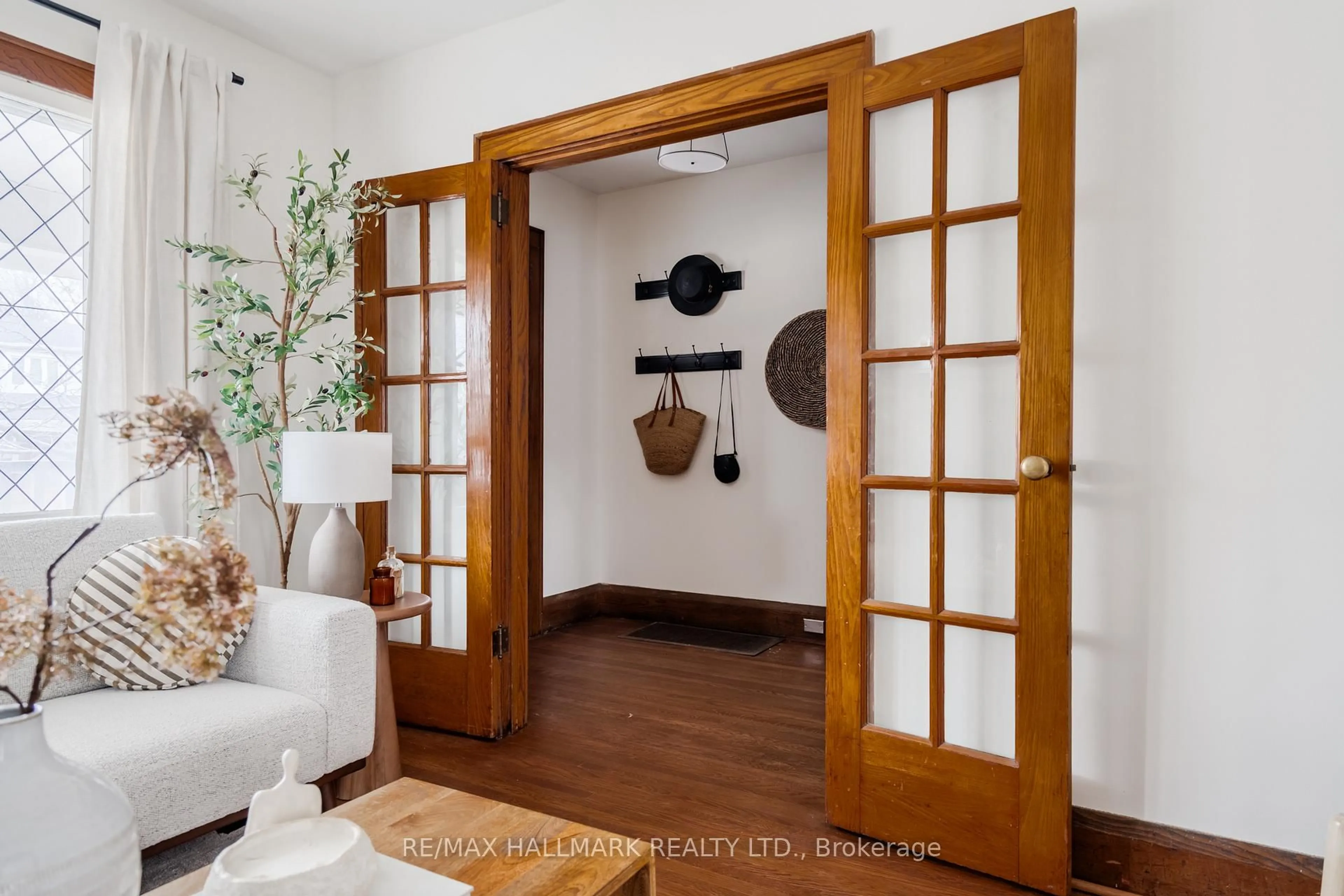 Indoor entryway for 2076 Gerrard St, Toronto Ontario M4E 2B5