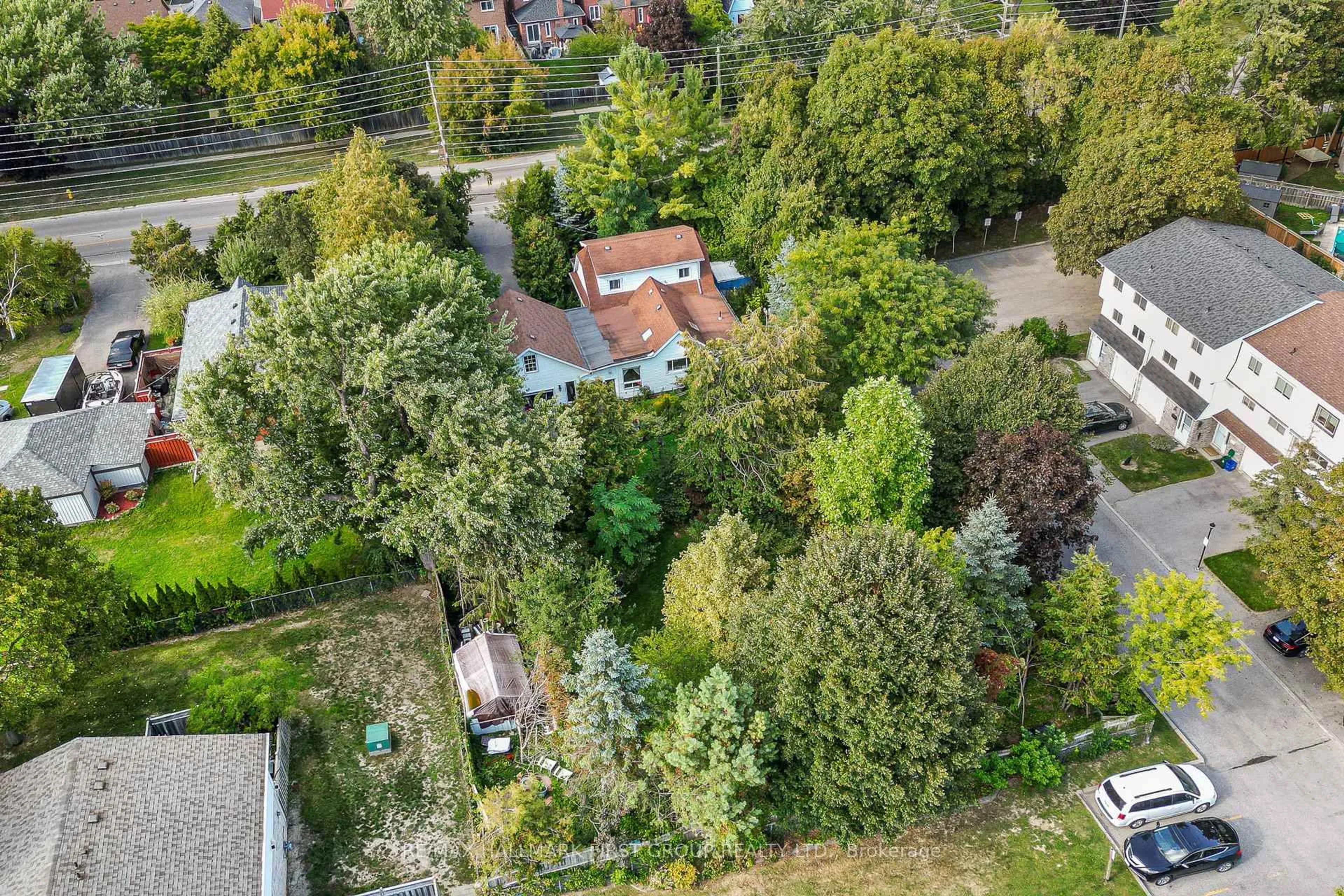 A pic from outside/outdoor area/front of a property/back of a property/a pic from drone, street for 1433 Finch Ave, Pickering Ontario L1V 1J8