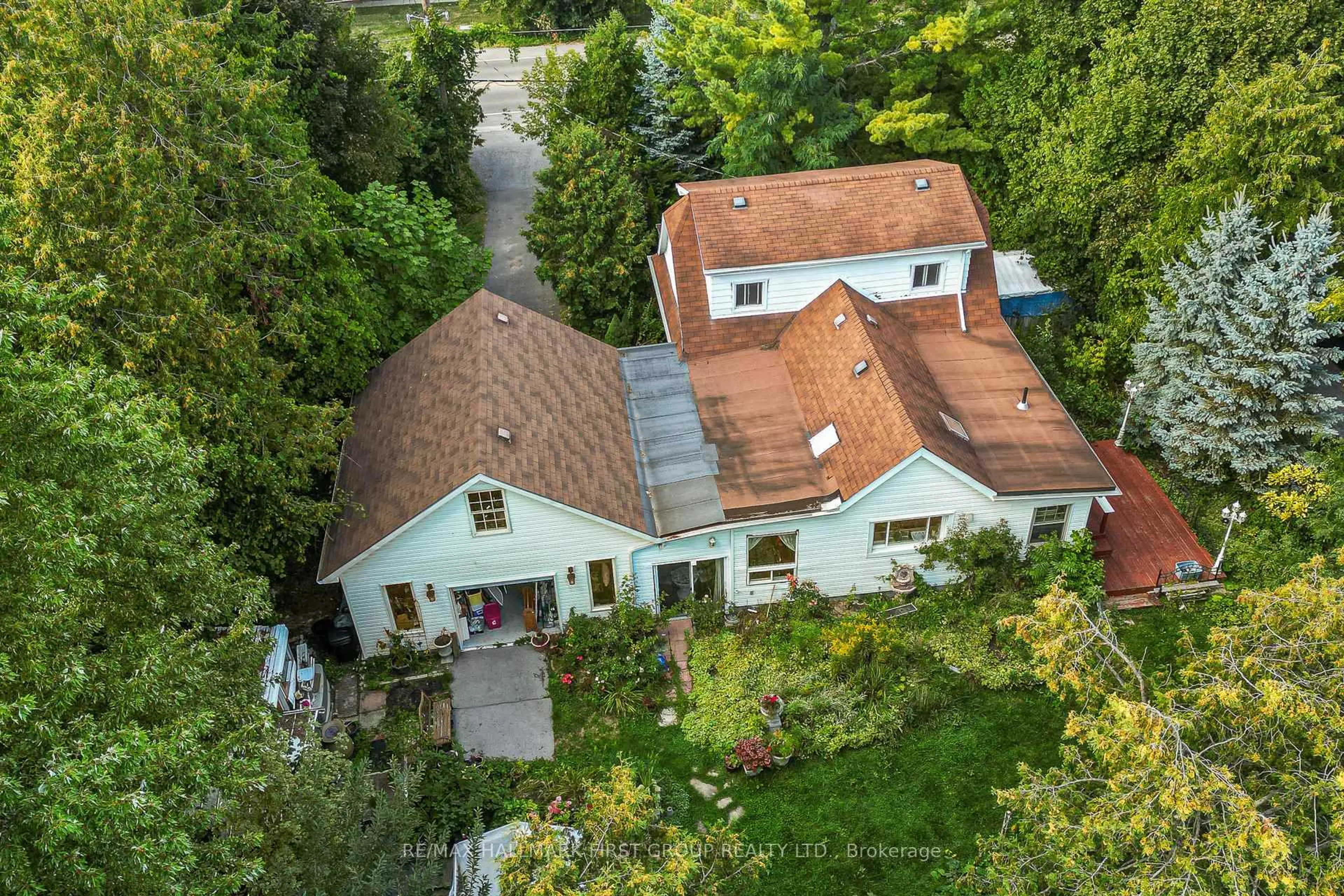 A pic from outside/outdoor area/front of a property/back of a property/a pic from drone, street for 1433 Finch Ave, Pickering Ontario L1V 1J8