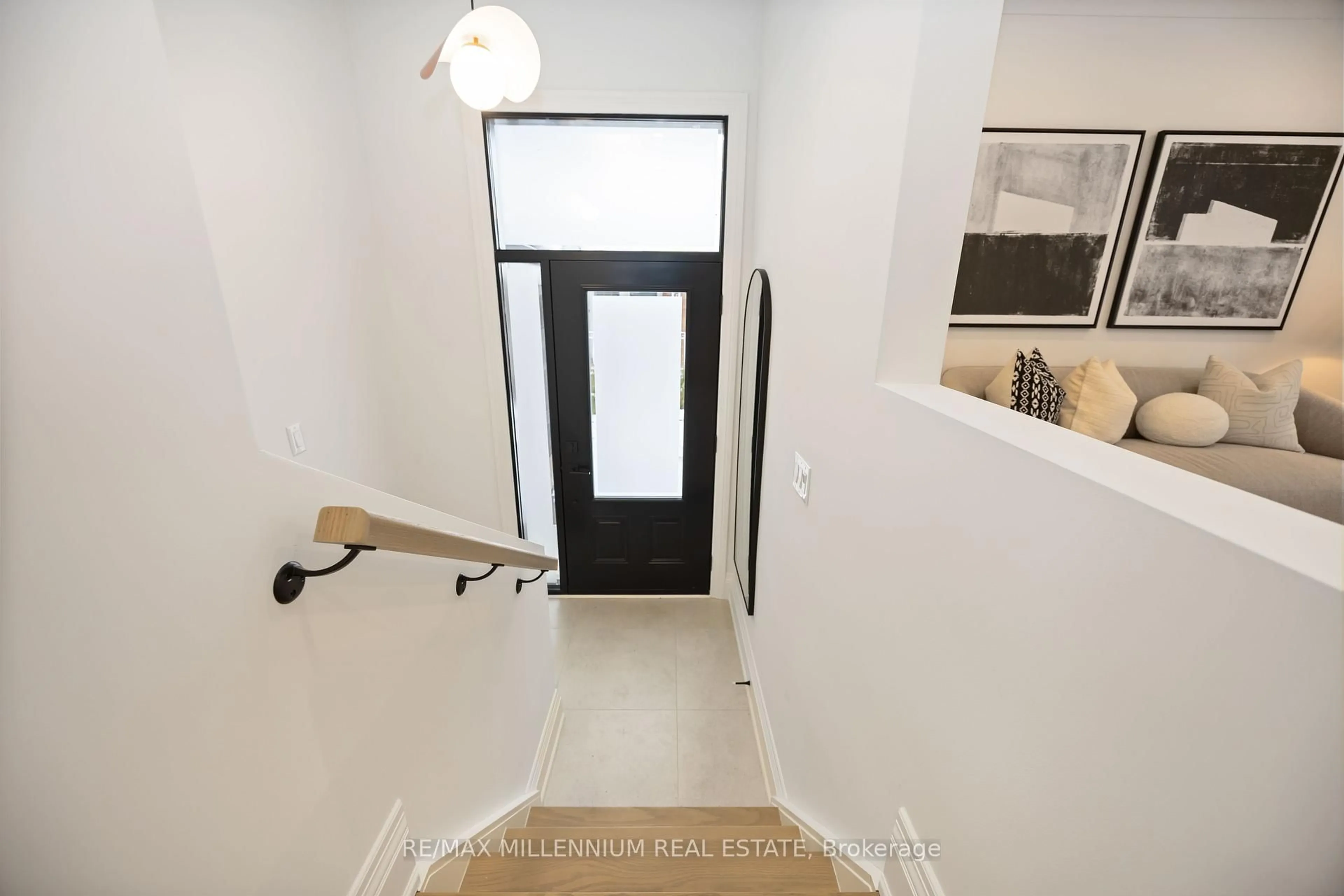 Indoor entryway for 131 Applefield Dr, Toronto Ontario M1P 3Y5