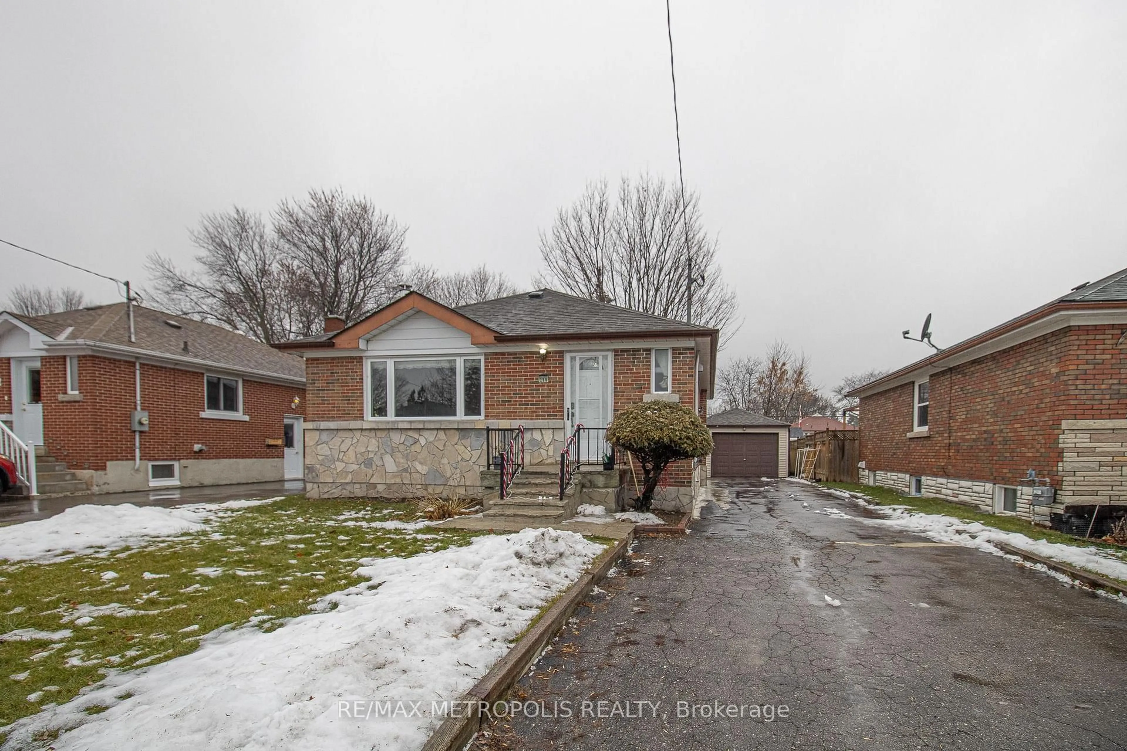 Home with brick exterior material, street for 288 Guelph St, Oshawa Ontario L1H 6J4