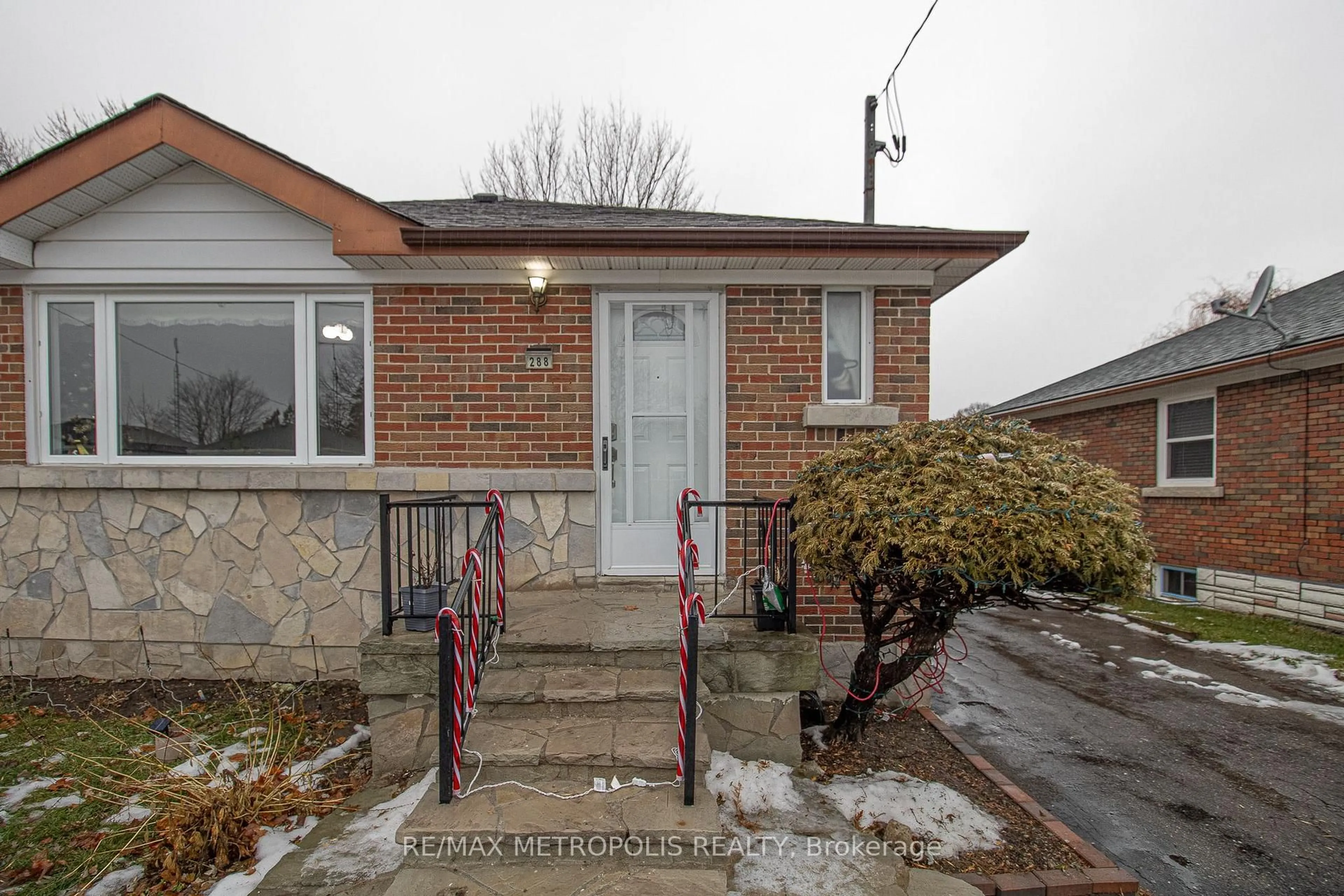 Home with brick exterior material, street for 288 Guelph St, Oshawa Ontario L1H 6J4