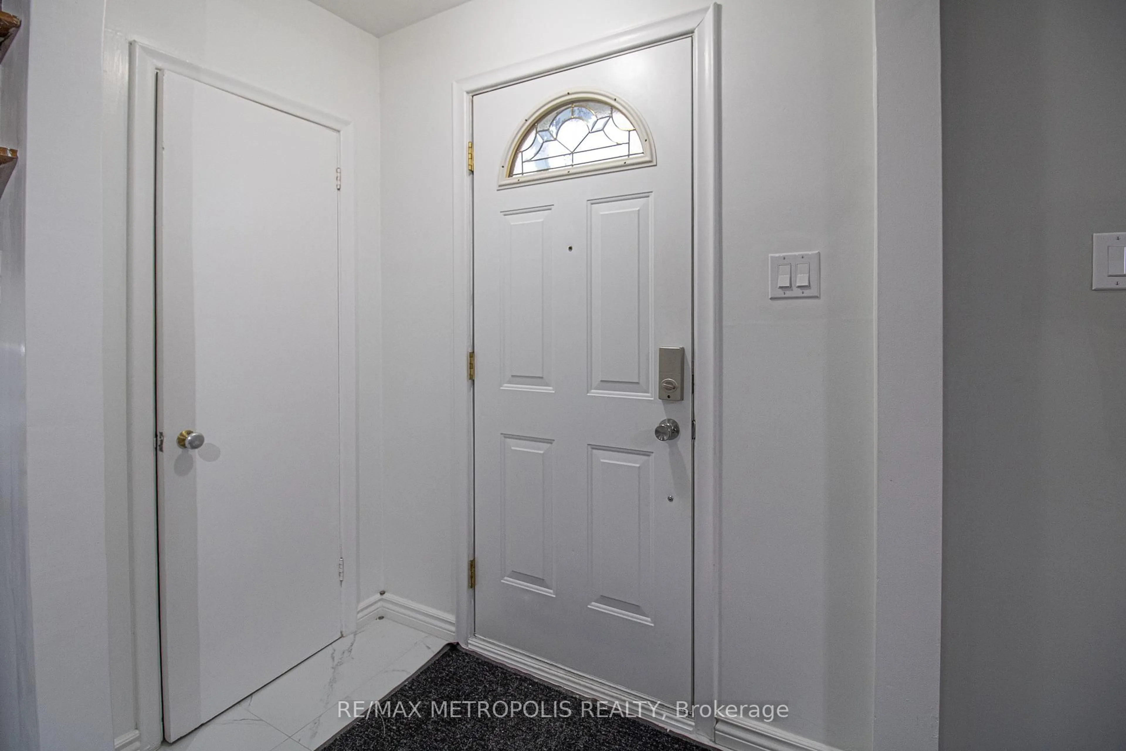 Indoor entryway for 288 Guelph St, Oshawa Ontario L1H 6J4