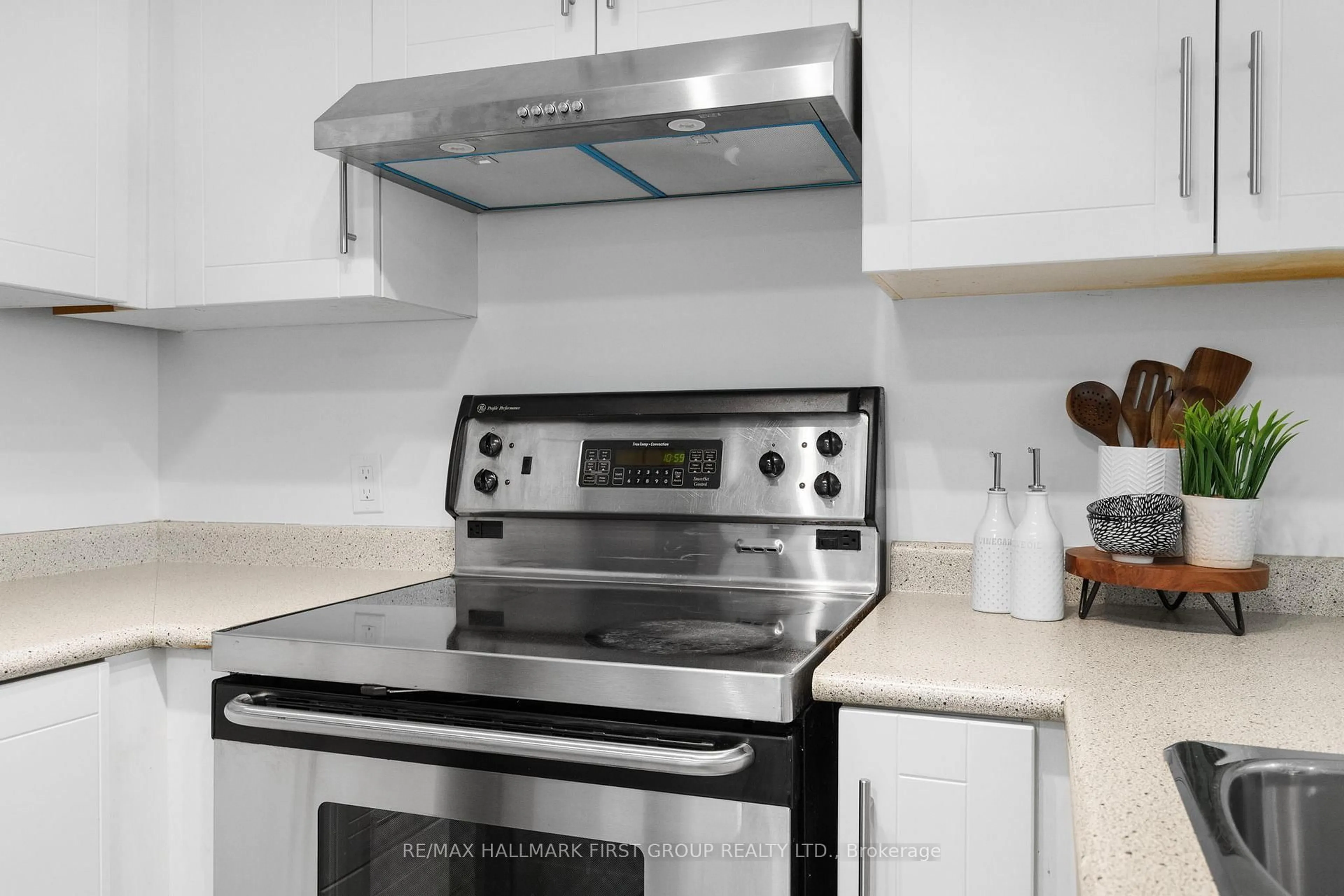 Standard kitchen, unknown for 11 Lee Centre Dr #712, Toronto Ontario M1H 3J5