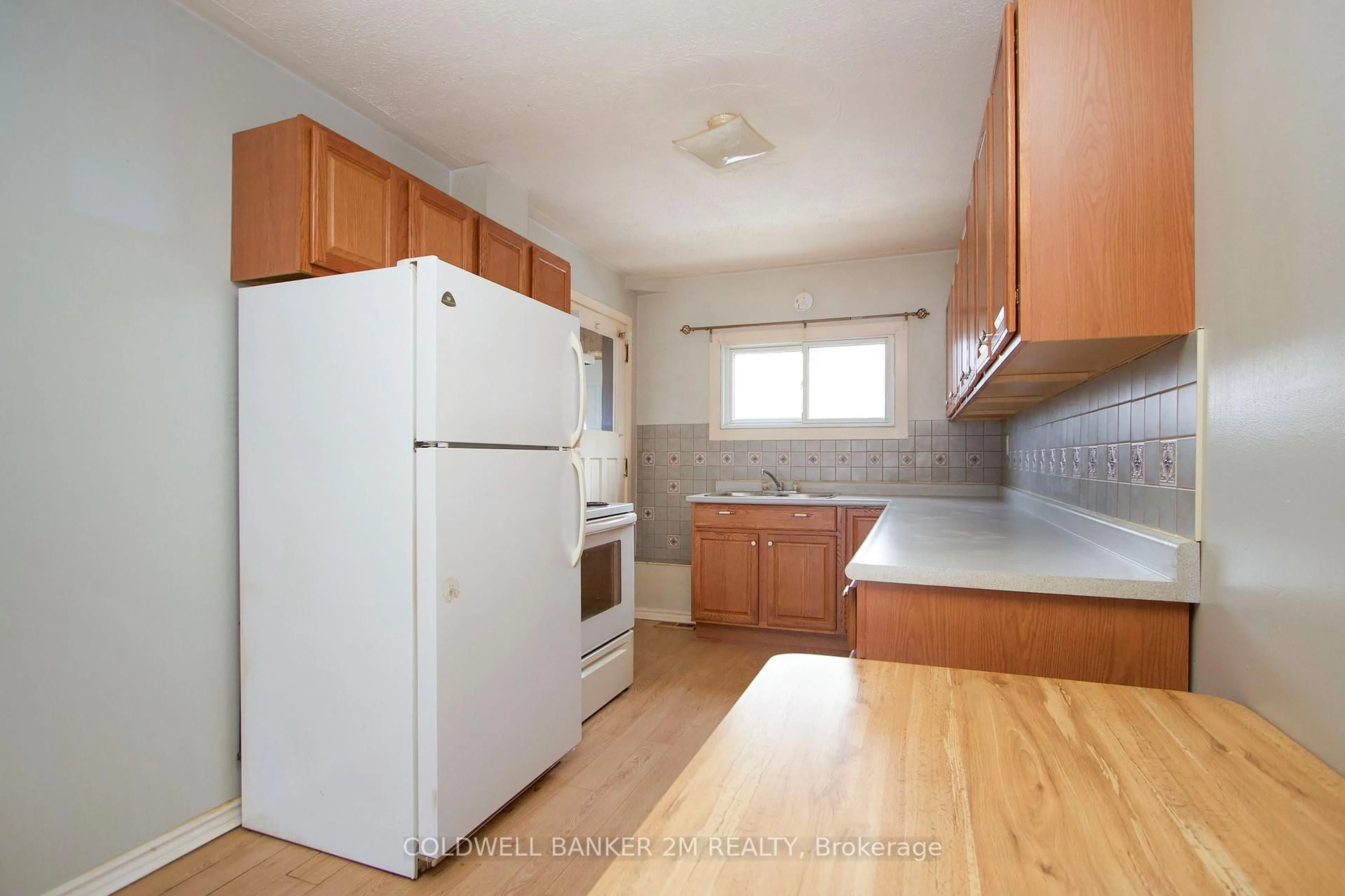 Standard kitchen, unknown for 754 Gifford St, Oshawa Ontario L1H 4W2