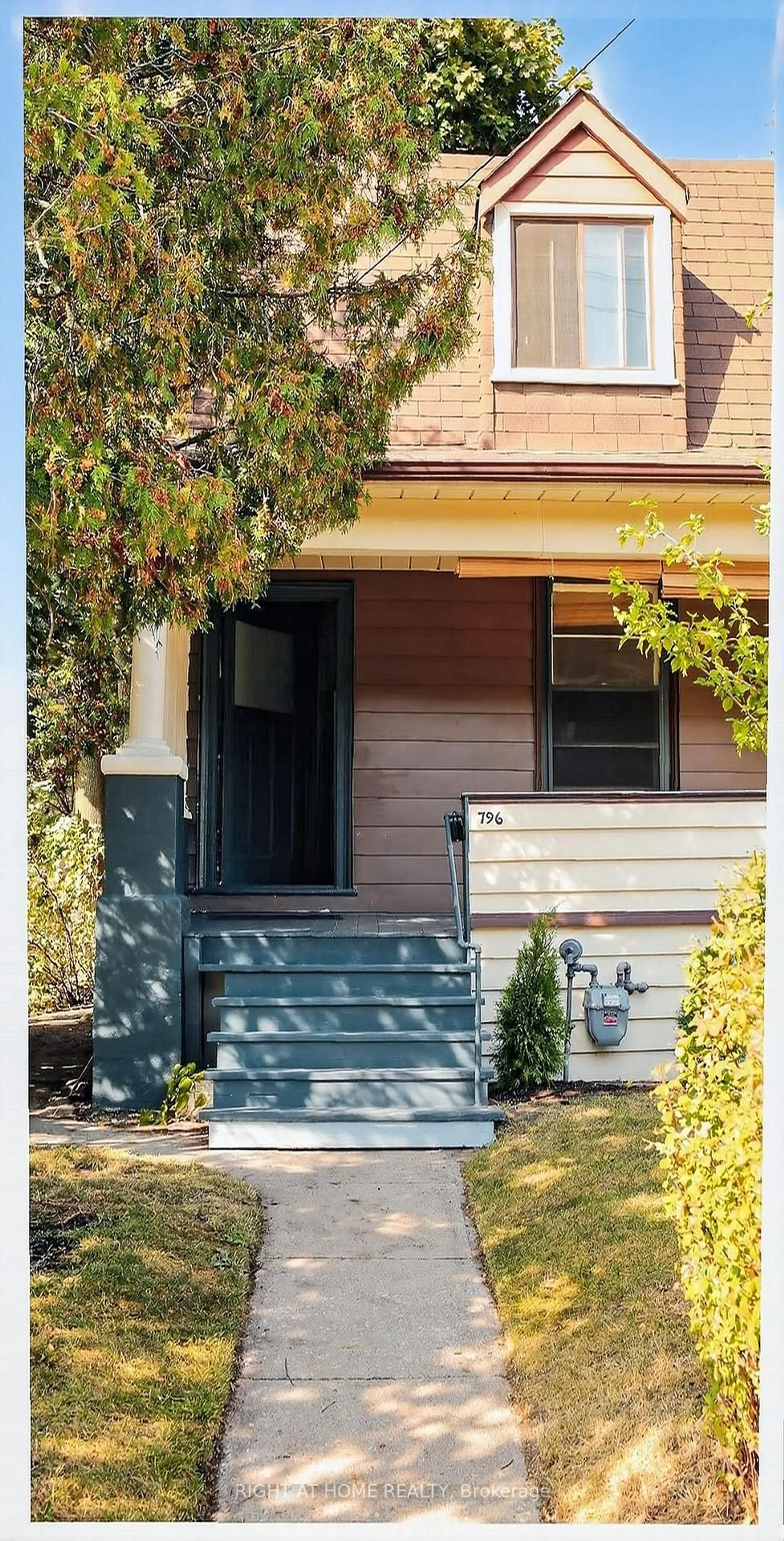 Home with vinyl exterior material, street for 796 Kingston Rd, Toronto Ontario M4E 1R7