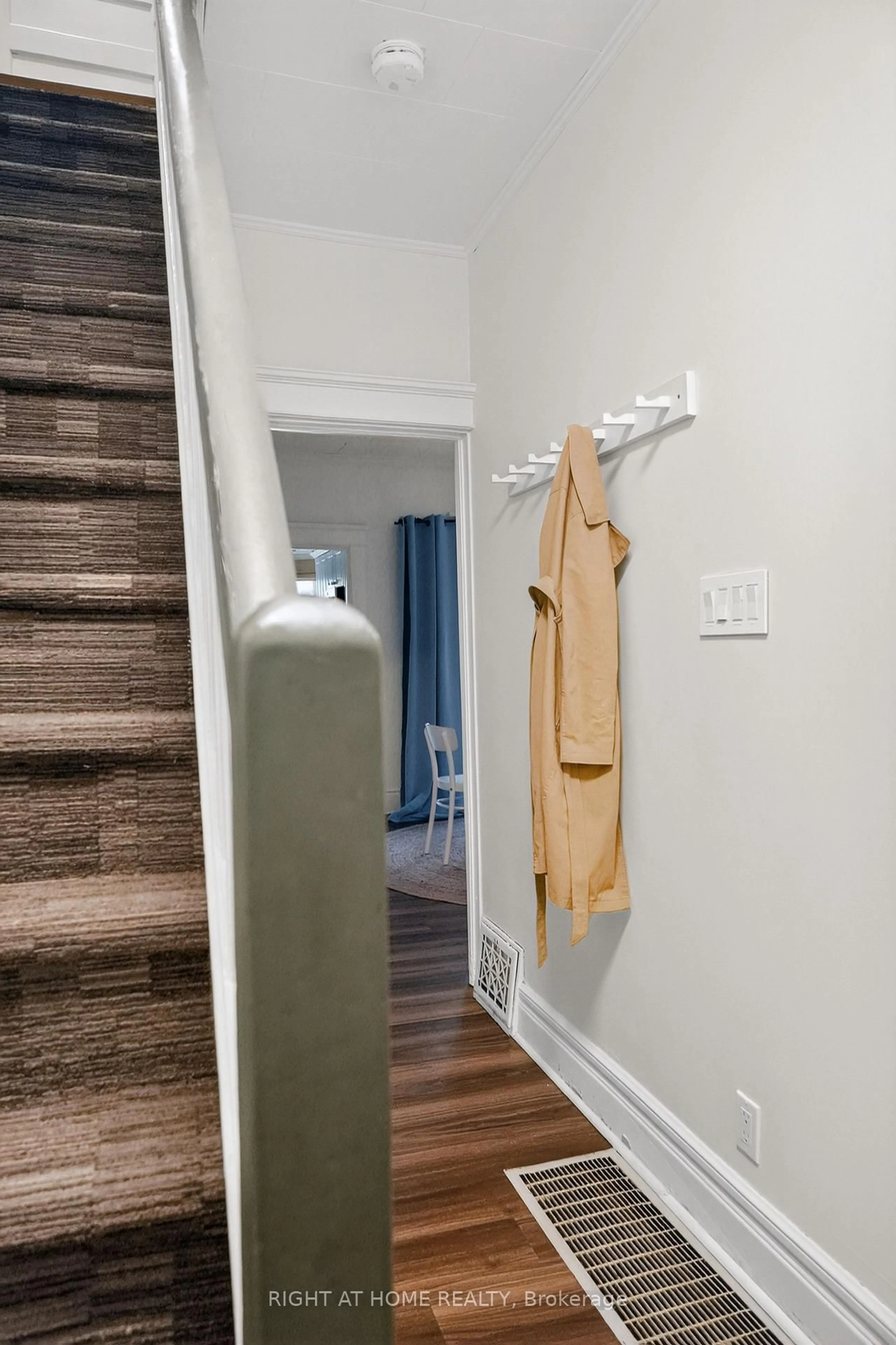 Indoor entryway for 796 Kingston Rd, Toronto Ontario M4E 1R7