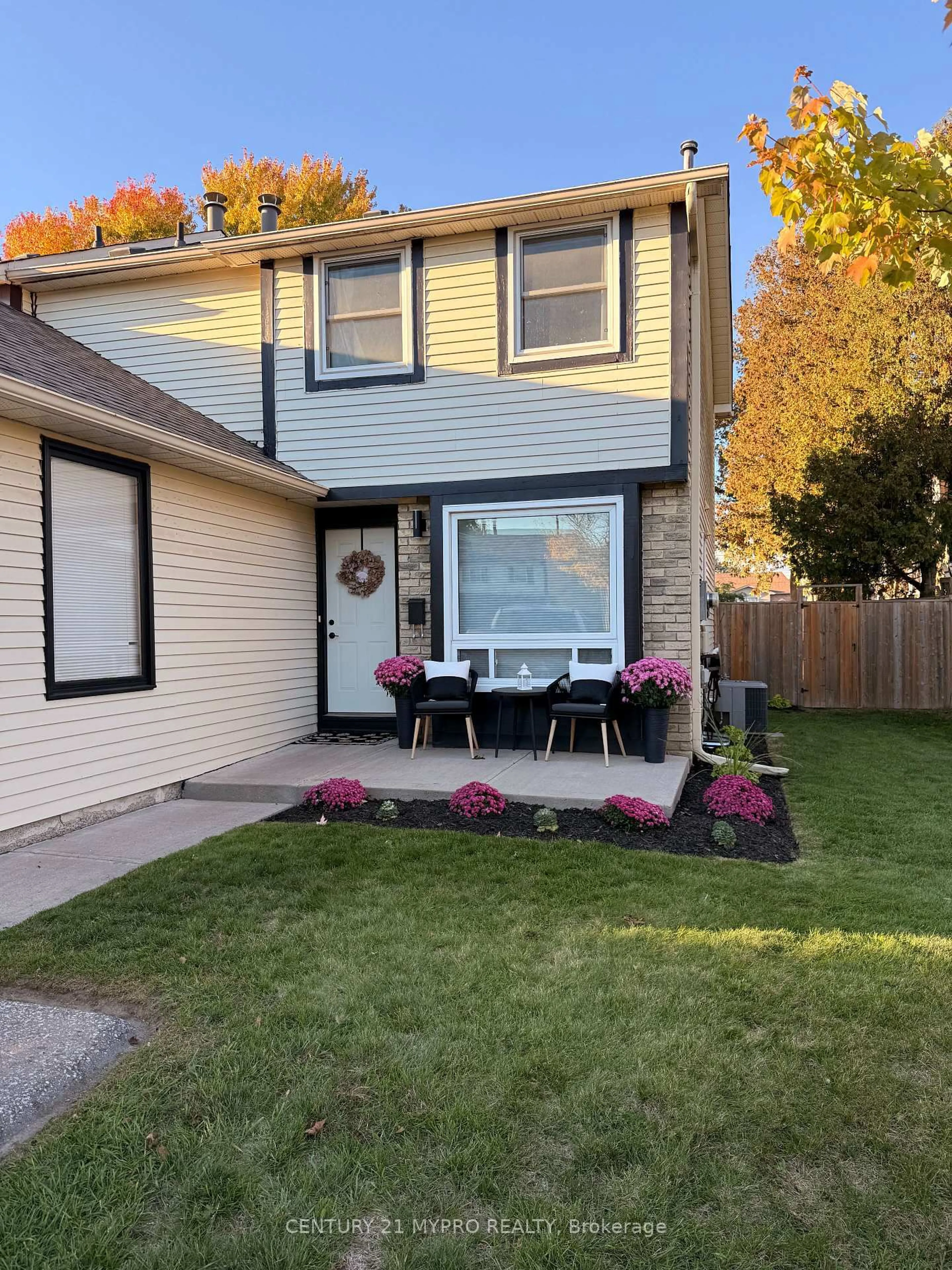 Home with vinyl exterior material, street for 218 Northminster Crt, Oshawa Ontario L1G 7M6