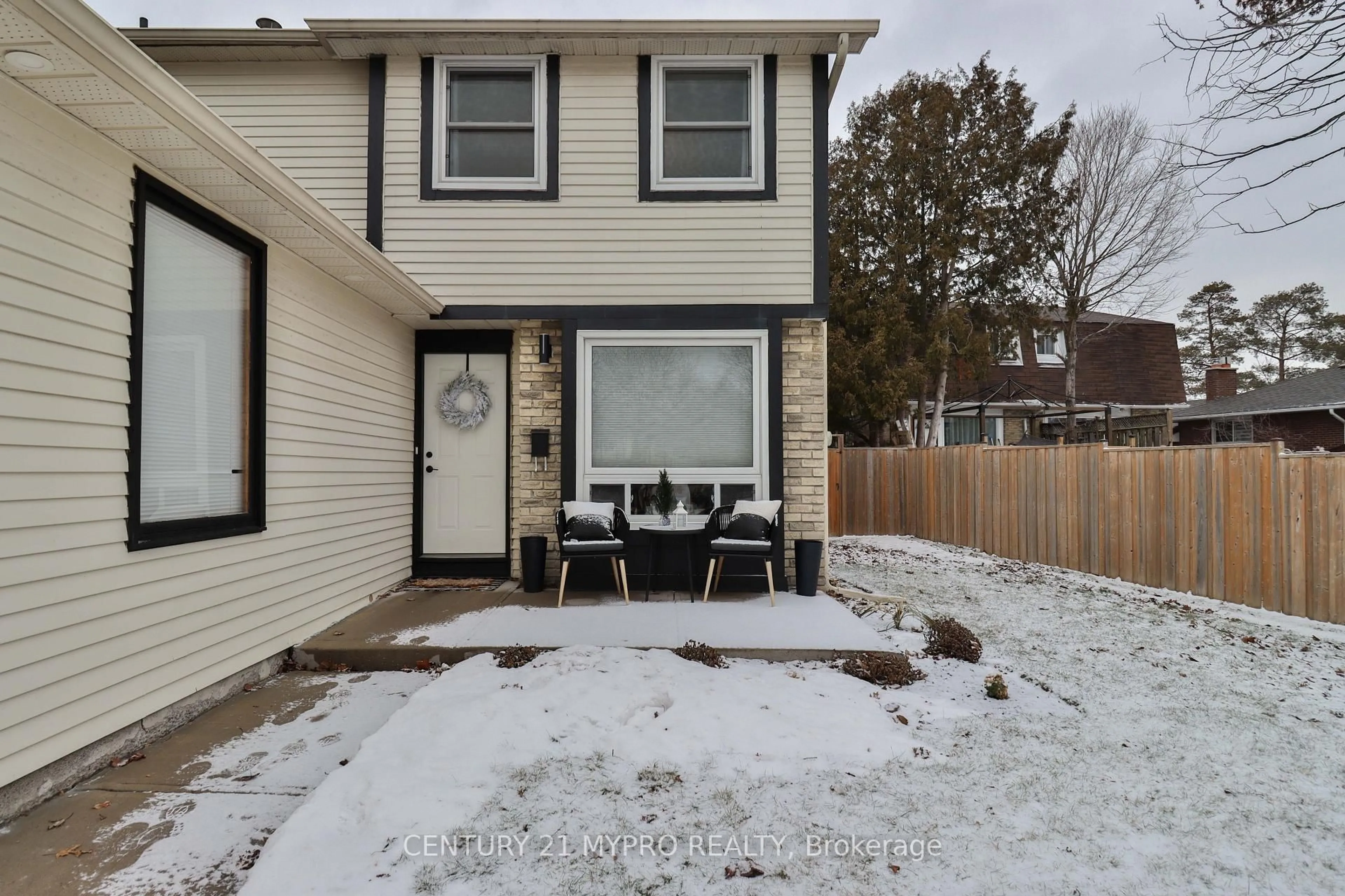 Patio, street for 218 Northminster Crt, Oshawa Ontario L1G 7M6