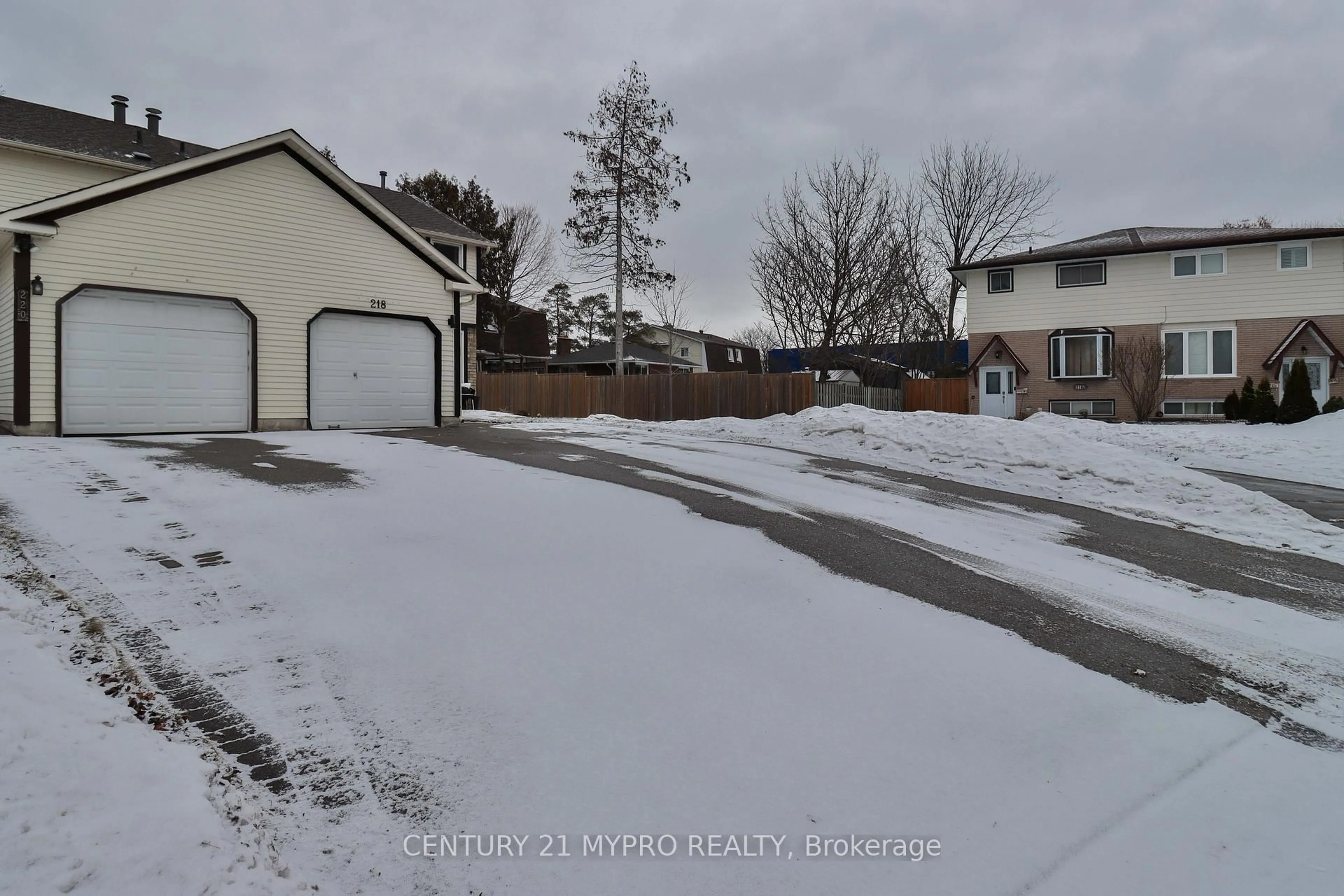 A pic from outside/outdoor area/front of a property/back of a property/a pic from drone, street for 218 Northminster Crt, Oshawa Ontario L1G 7M6
