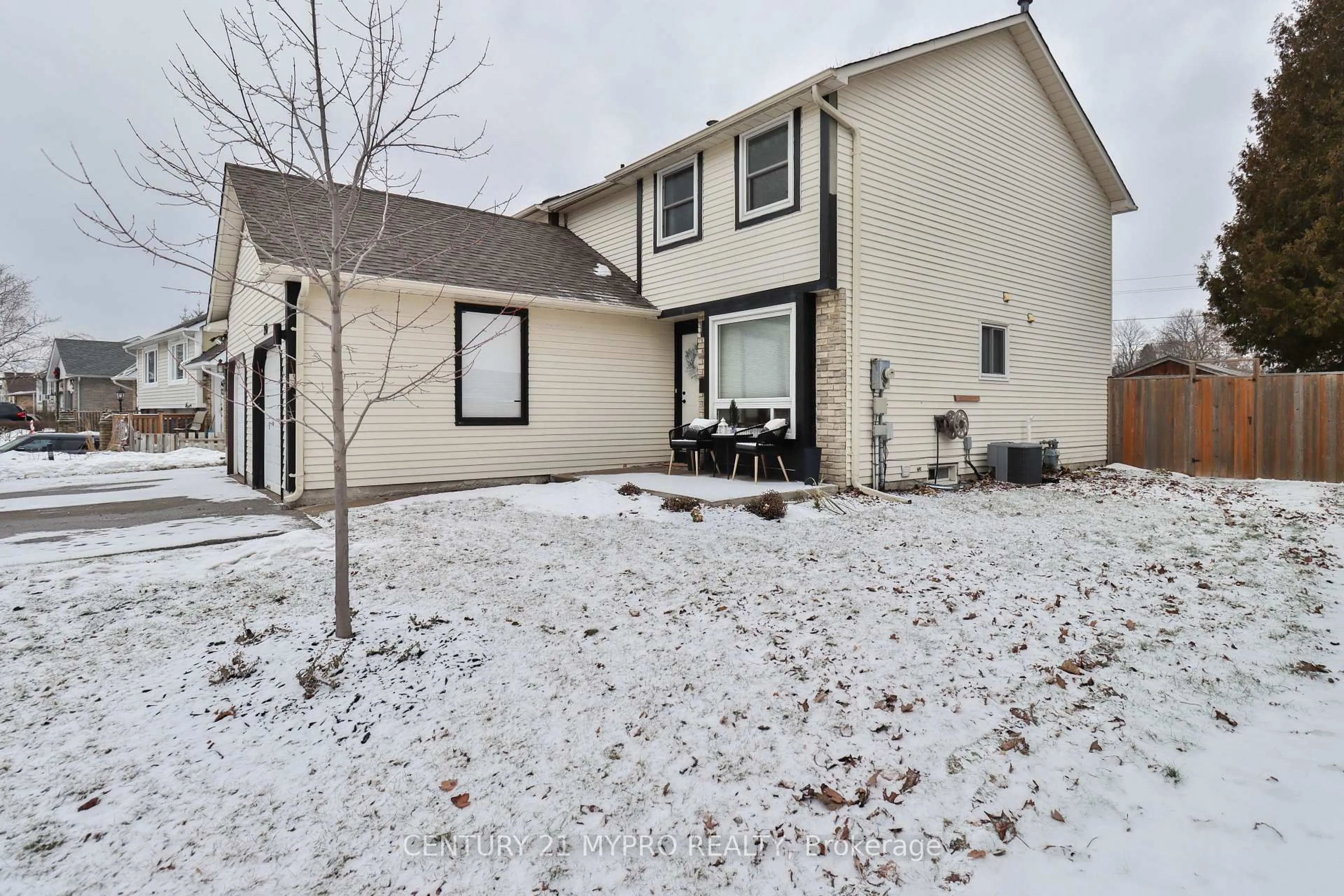 Patio, street for 218 Northminster Crt, Oshawa Ontario L1G 7M6