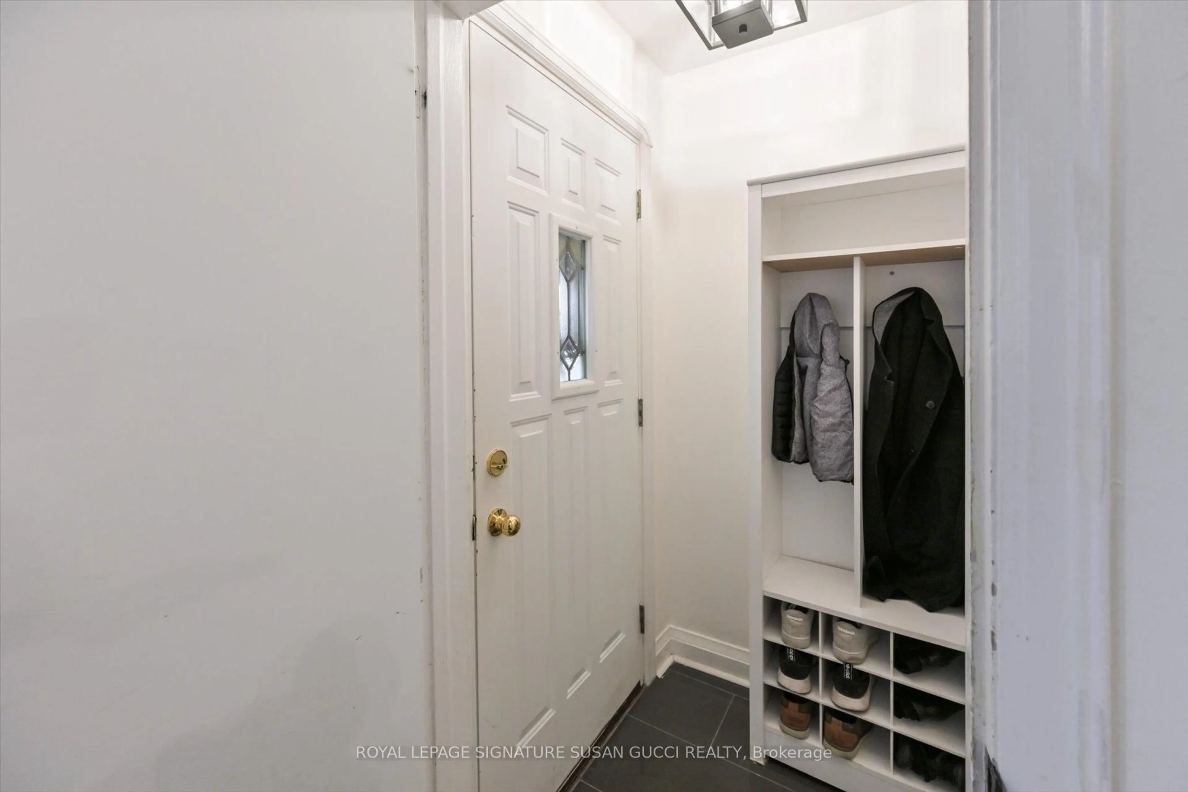 Indoor entryway for 257 Lumsden Ave, Toronto Ontario M4C 2K7