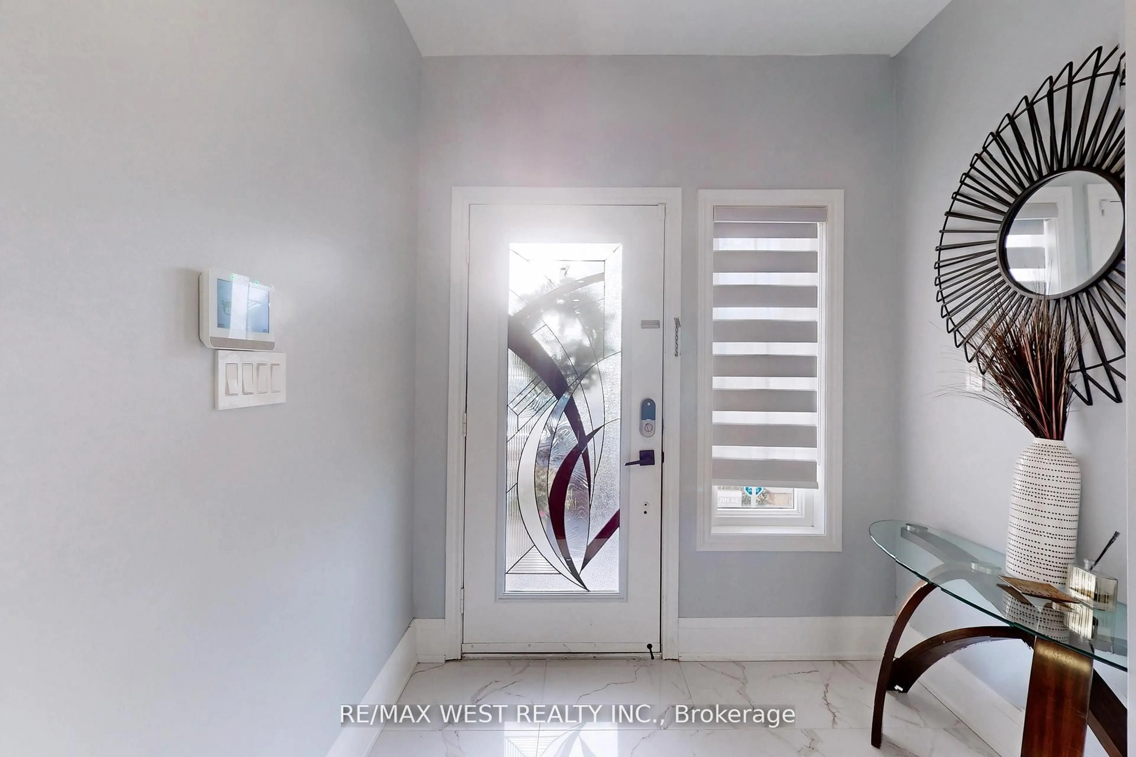 Indoor entryway for 601 Sunbird Tr, Pickering Ontario L1X 2X7