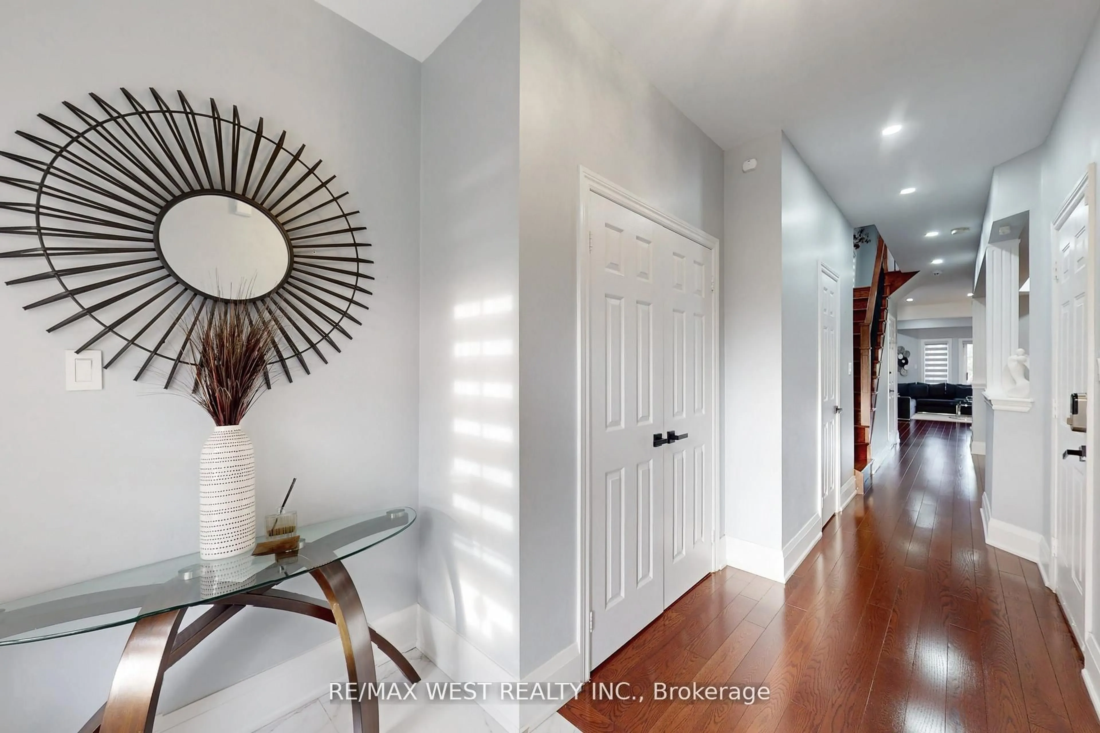 Indoor entryway for 601 Sunbird Tr, Pickering Ontario L1X 2X7