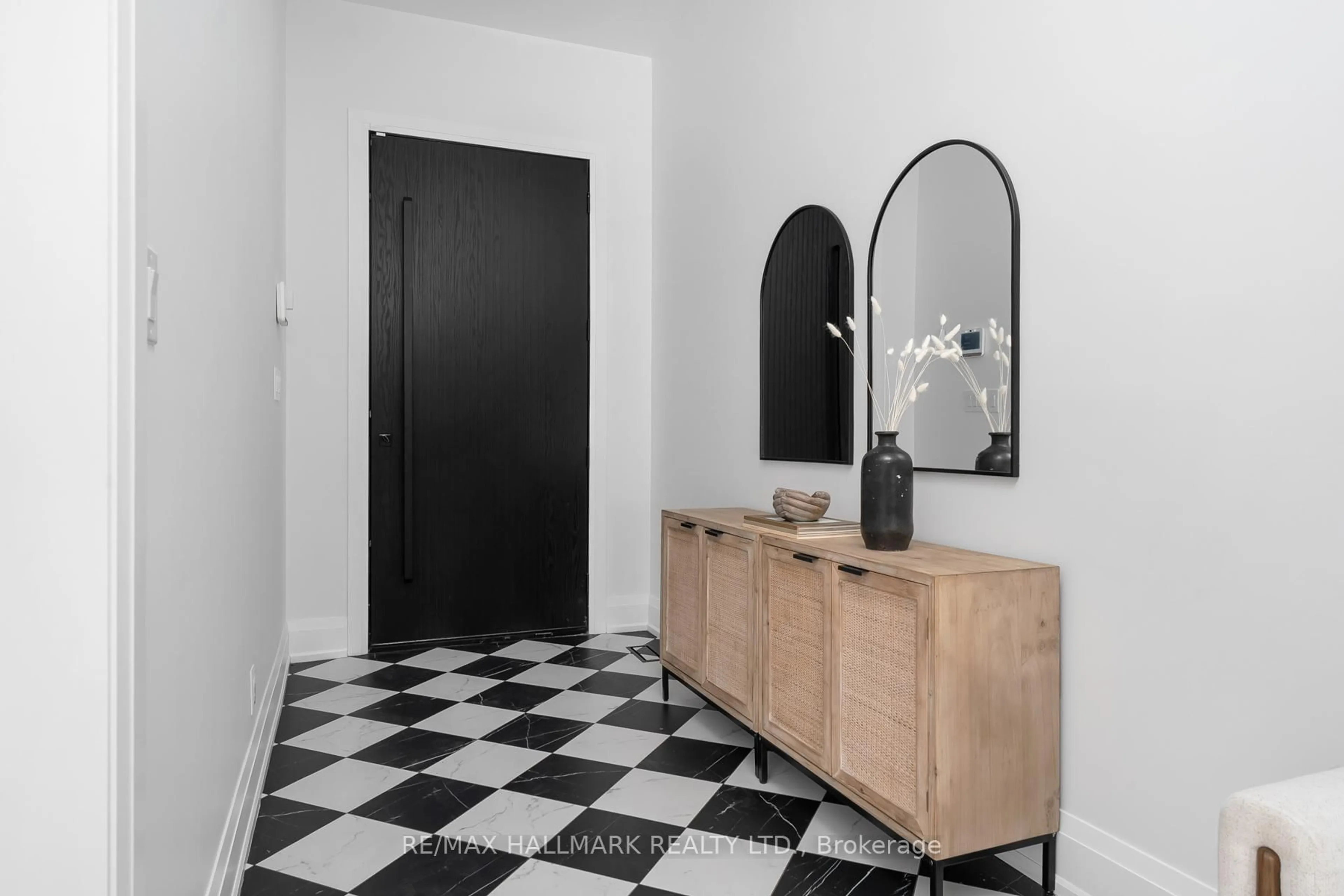 Indoor entryway for 36 Karnwood Dr, Toronto Ontario M1L 2Z5