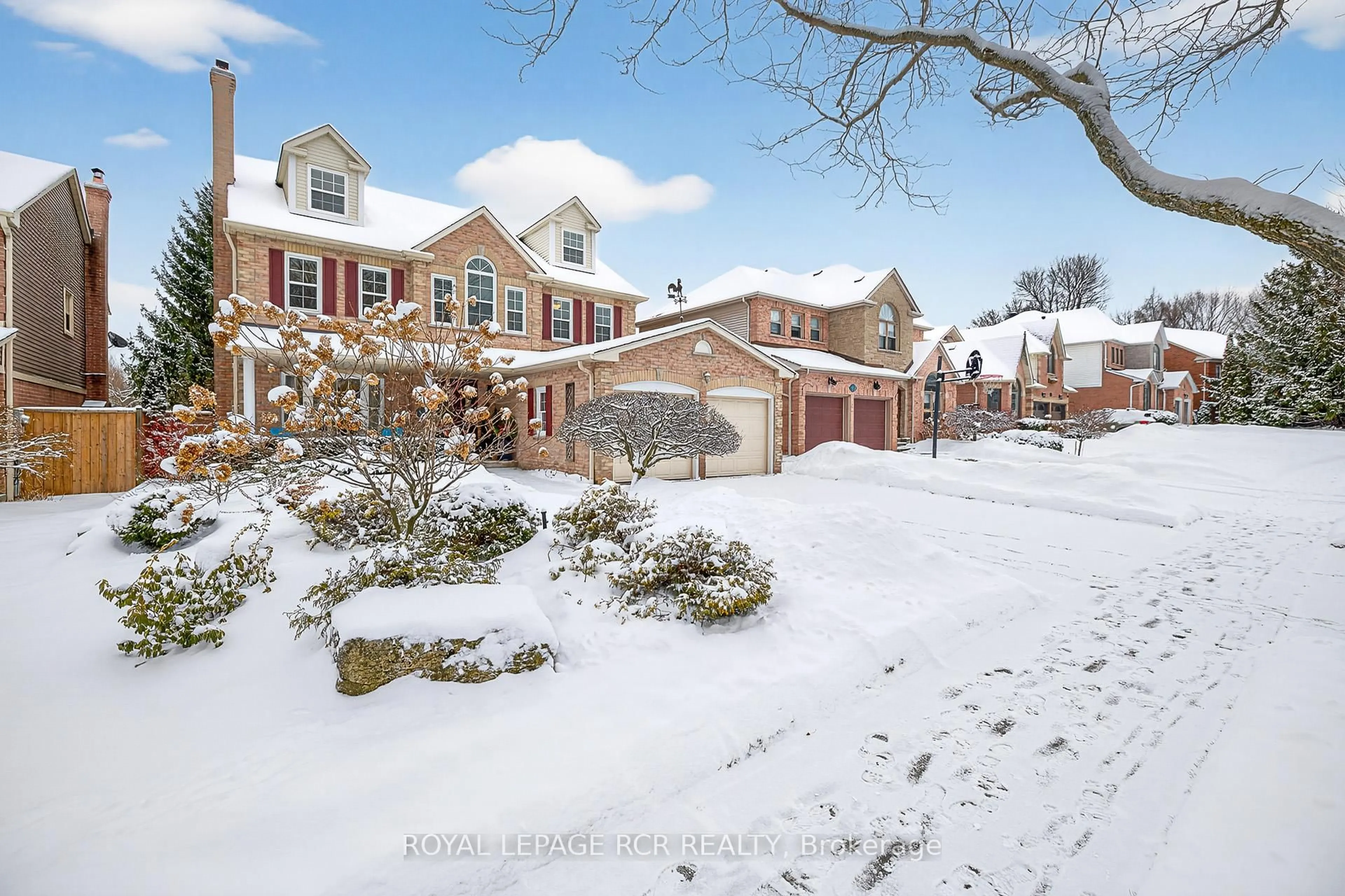 A pic from outside/outdoor area/front of a property/back of a property/a pic from drone, street for 27 Kennett Dr, Whitby Ontario L1P 1L5