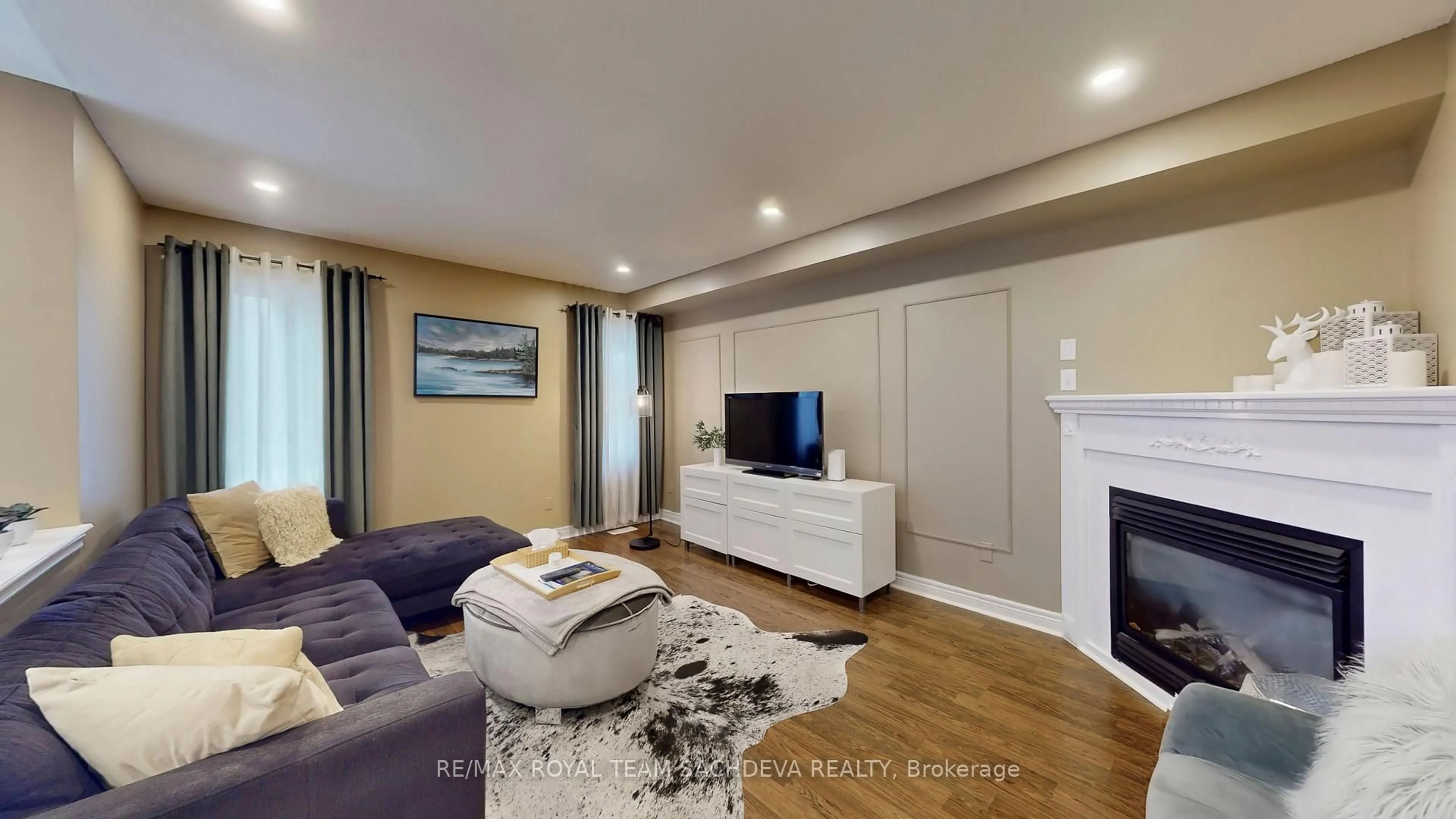 Living room with furniture, wood/laminate floor for 2080 Erin Gate Blvd, Pickering Ontario L1X 2V4