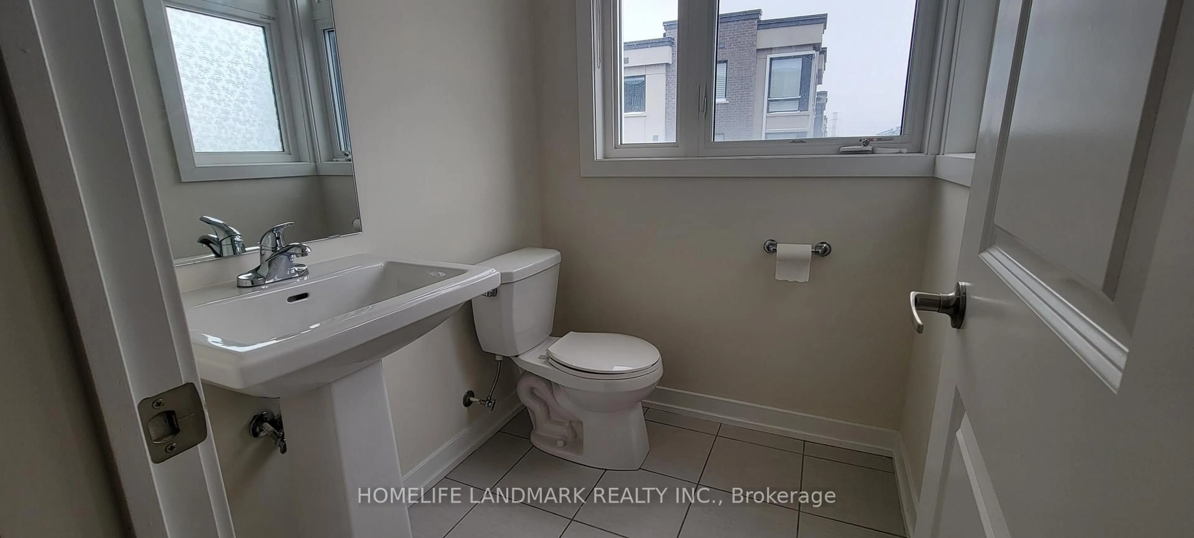 Standard bathroom, ceramic/tile floor for 2514 Castlegate Crossing, Pickering Ontario L1X 0H6